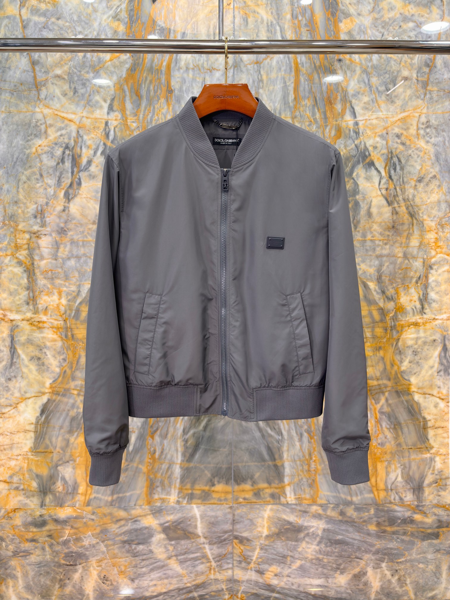 NO:607157,2025AW autumn and winter latest jacket, perfect color matching, small iron brand customization, exclusive spoon collar fashion design, hot sale, please wait for replenishment if you are slow. Size: 44-54,,jackets & coats,alexander wang198609092025AW秋冬最新款夹克 完美配色小铁牌定制 独家勺子领时尚设计 爆款发售 手慢就要等补单 Size: 44-54,,jackets & coats,alexander wang,Men's clothing