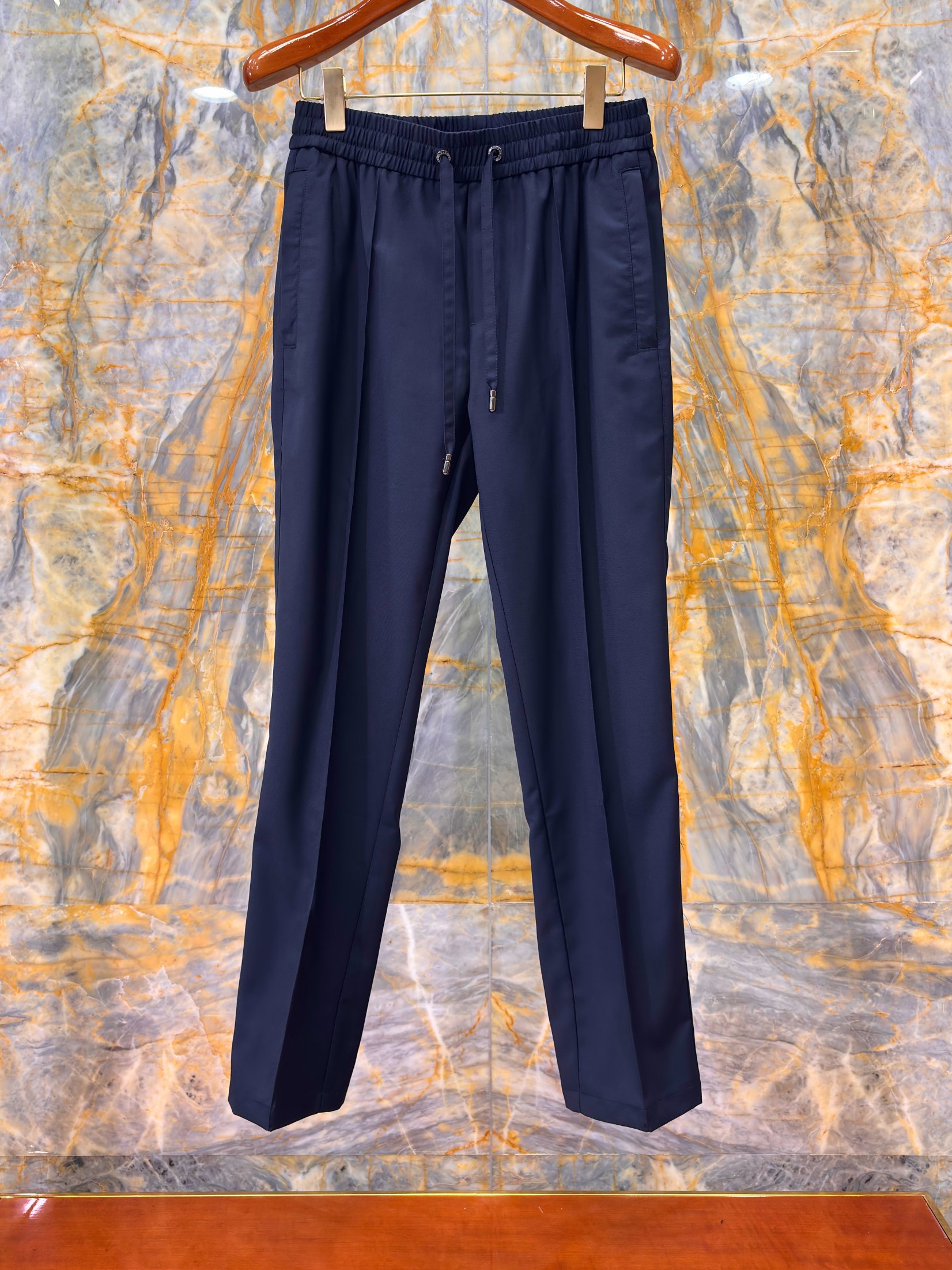 NO:607178,2025/AW new wool casual pants. Imported wool fabric. Super glossy texture. Straight-leg pants. A must-have for old money. Blue is out of stock for pre-sale. Size: 44-54,,alexander wang198609092025/AW新款羊毛休闲裤 进口羊毛面料 光泽质感超级好 直筒裤型 老钱穿搭必备 蓝色已断货预售 Size:44-54,,alexander wang,Men's clothing