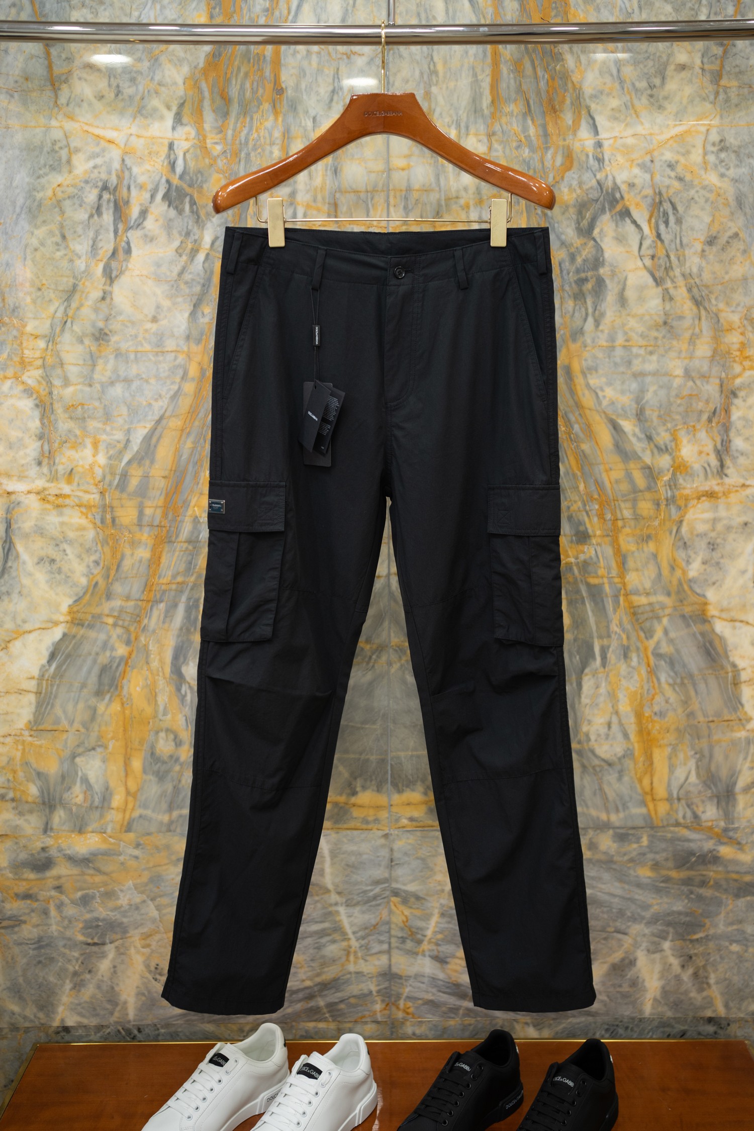 NO:819458,2026SS new casual pants, workwear multi-pocket design, DG Xiaotie brand logo, original pure cotton thin material, very handsome upper body, black Size: 44-54, Dolce & Gabbana-clothing, Dolce&Gabbana,198609092026SS新款休闲裤 工装多袋设计 DG小铁牌logo 原版纯棉薄料一套上身很帅气 黑色 Size:44-54,杜嘉班纳-服装,Dolce&Gabbana,,Women's clothing