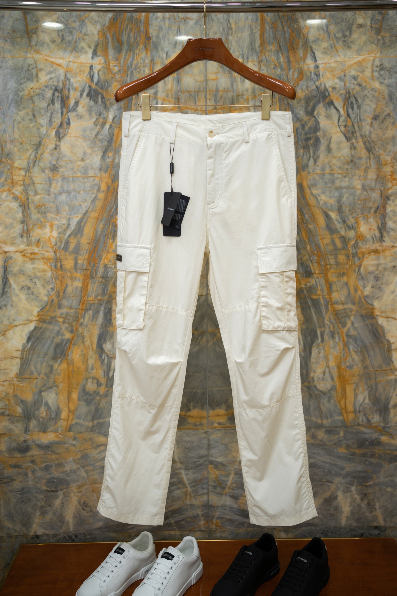 NO:819446,2026SS new casual pants, workwear multi-pocket design, DG Xiaotie brand logo, original pure cotton thin material, very handsome upper body, light apricot color Size: 44-54, Dolce & Gabbana-clothing, Dolce&Gabbana,198609092026SS新款休闲裤 工装多袋设计 DG小铁牌logo 原版纯棉薄料一套上身很帅气 浅杏色 Size:44-54,杜嘉班纳-服装,Dolce&Gabbana,,Women's clothing