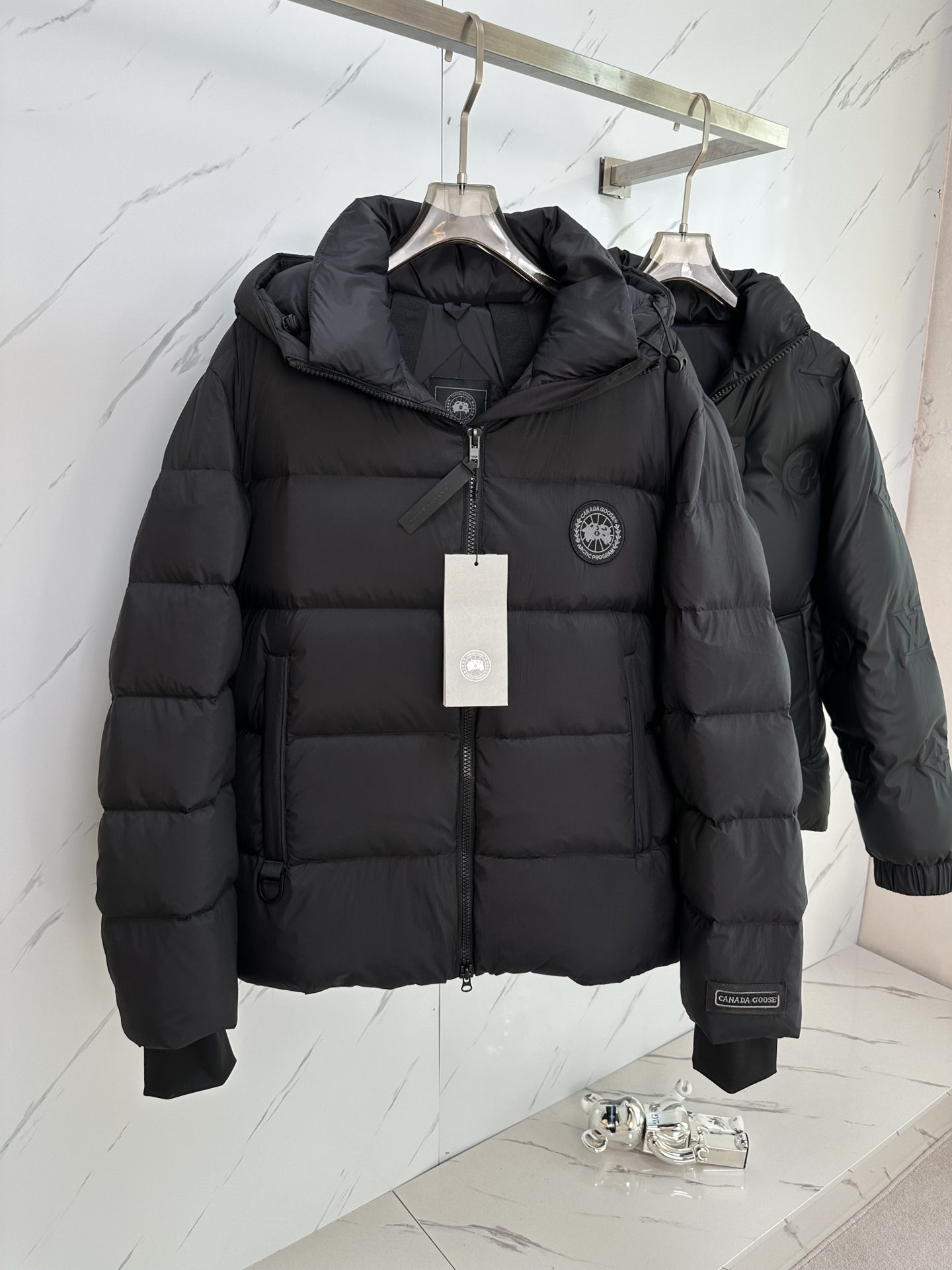 NO:573932,Before and after sales, the latest Canada Goose Black Label Down Jacket is a must-have in the outerwear industry!  The latest designer styles!  The goose down jacket has always been a popular element of fashion and is loved by experts from all walks of life!  Fashionable hooded cut, high-end customer-supplied fine goose down, high resilience, smooth zipper, strong and firm. Pockets on both sides can store small items, free your hands, and you can go out without worries. It can also meet the needs of putting your hands in your pockets. Produced by Big Goose, it can be used as a group uniform by many celebrities. This down jacket uses a double-layer anti-velvet inner liner design, which has strong windproof performance and will be very warm in winter!  New standard 90% goose down filling, high fluffiness, windproof hooded design. When walking outdoors, pull the collar to the highest position, put your hands in the pockets and it will be very warm. It can be easily controlled by all body types!  The interior is equipped with an elastic wind and snow skirt design for better wrapping. The simple and neat style design highlights the masculine temperament. The impeccable style is classic and never goes out of style. It is warm and practical, and it is versatile!  You can enter with your eyes closed!  Size XS-XXL 6 sizes color black gray,skirts,jackets & coats,down jacket,hats,alexander wang19860909年前售后 最新Canad 鹅黑标羽绒服 外套界中必不能缺少的大鹅黑标羽绒服！设计师最新款！大鹅羽绒服一直是时尚的热宠元素,各路达人都很爱！时尚连帽剪裁,高级客供细腻鹅绒 回弹性高,门襟顺滑拉链,结实牢固.两侧口袋,可收纳随身小件物品,解放双手,外出活动无所顾忌,还能满足手插兜的需求大鹅出品,能被一众明星拿来当团服的.这款羽绒服运用了双层防绒内胆设计,防风性能超强,冬天穿会非常保暖！新标90鹅绒填充,蓬松度高,防风连帽设计走在户外把领子拉到最高,双手插进口袋非常暖和了,所有身材都可以轻松驾驭！内里配备弹性风雪裙设计 包裹性更好,简单利落的款式设计彰显男人气质,无可挑款式经典永不过时,保暖又实穿,还炒鸡百搭！可闭眼入的款！ 码数XS-XXL 6个码颜色 黑色 灰色,,skirts,jackets & coats,down jacket,hats,alexander wang,Men's clothing