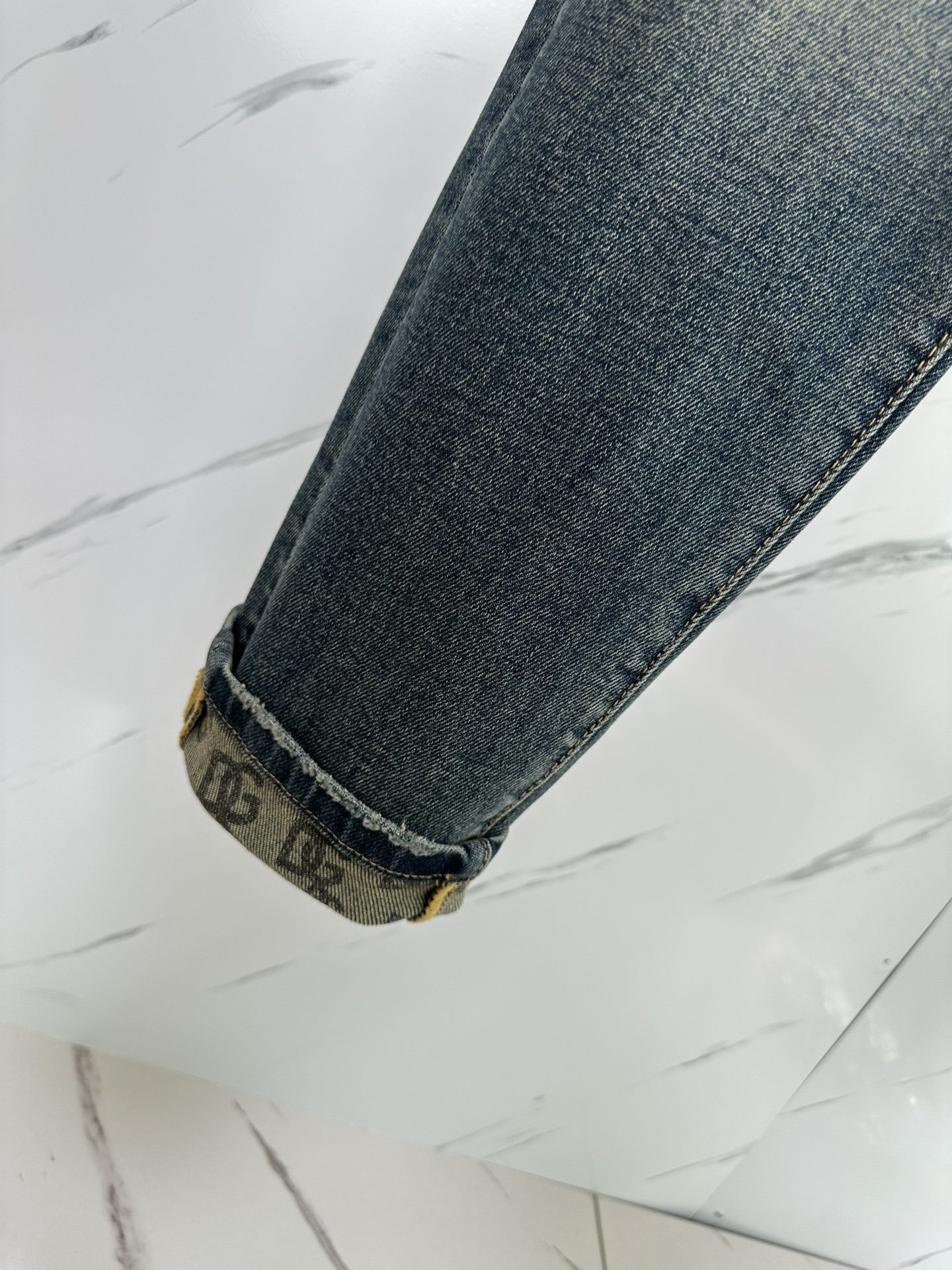 DG2023秋冬新品男士丹宁小直筒修身牛仔裤经典意大利的丹宁牛仔裤采用的是传统的技法制作牛仔系列,产出的