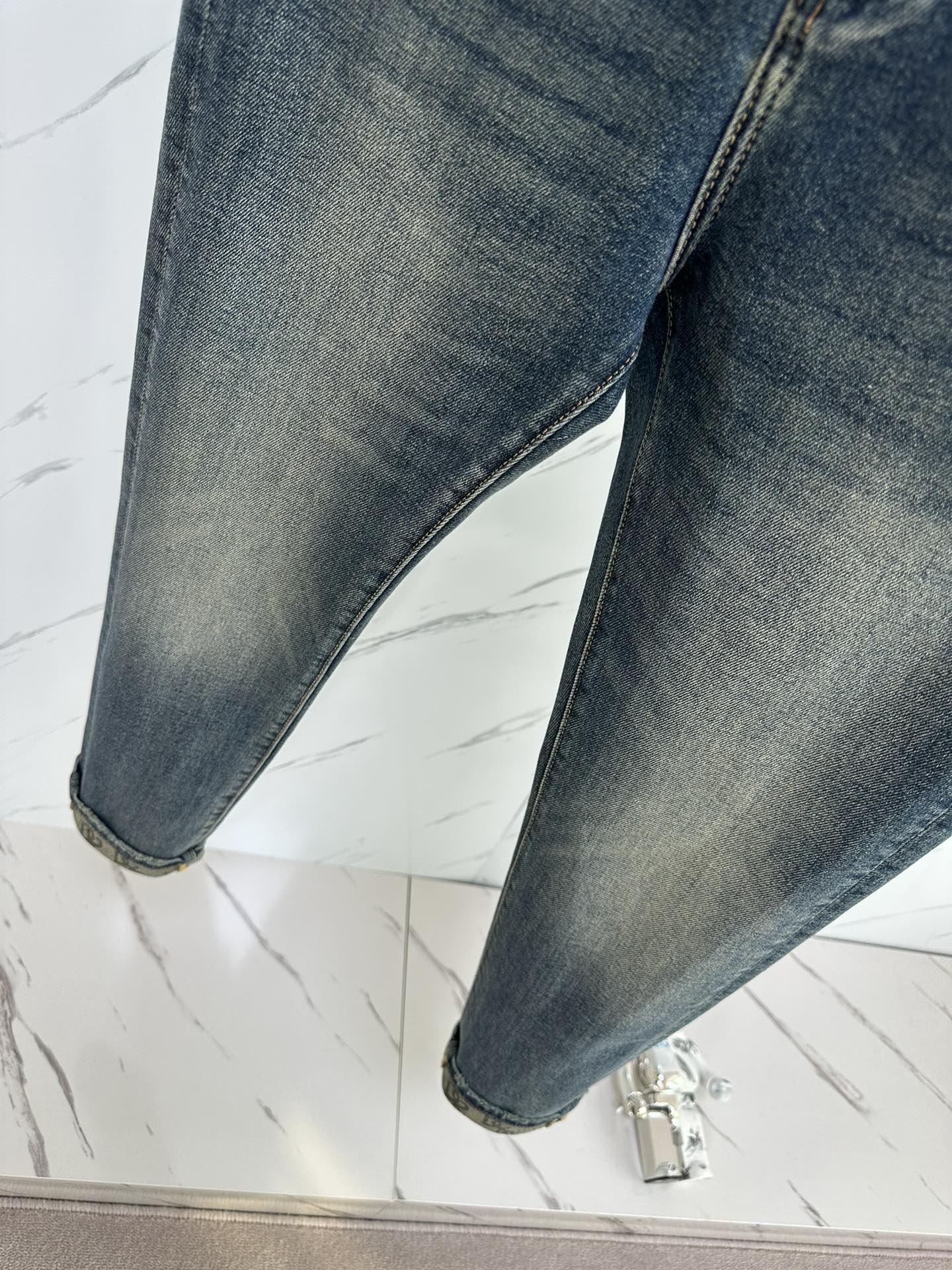 DG2023秋冬新品男士丹宁小直筒修身牛仔裤经典意大利的丹宁牛仔裤采用的是传统的技法制作牛仔系列,产出的