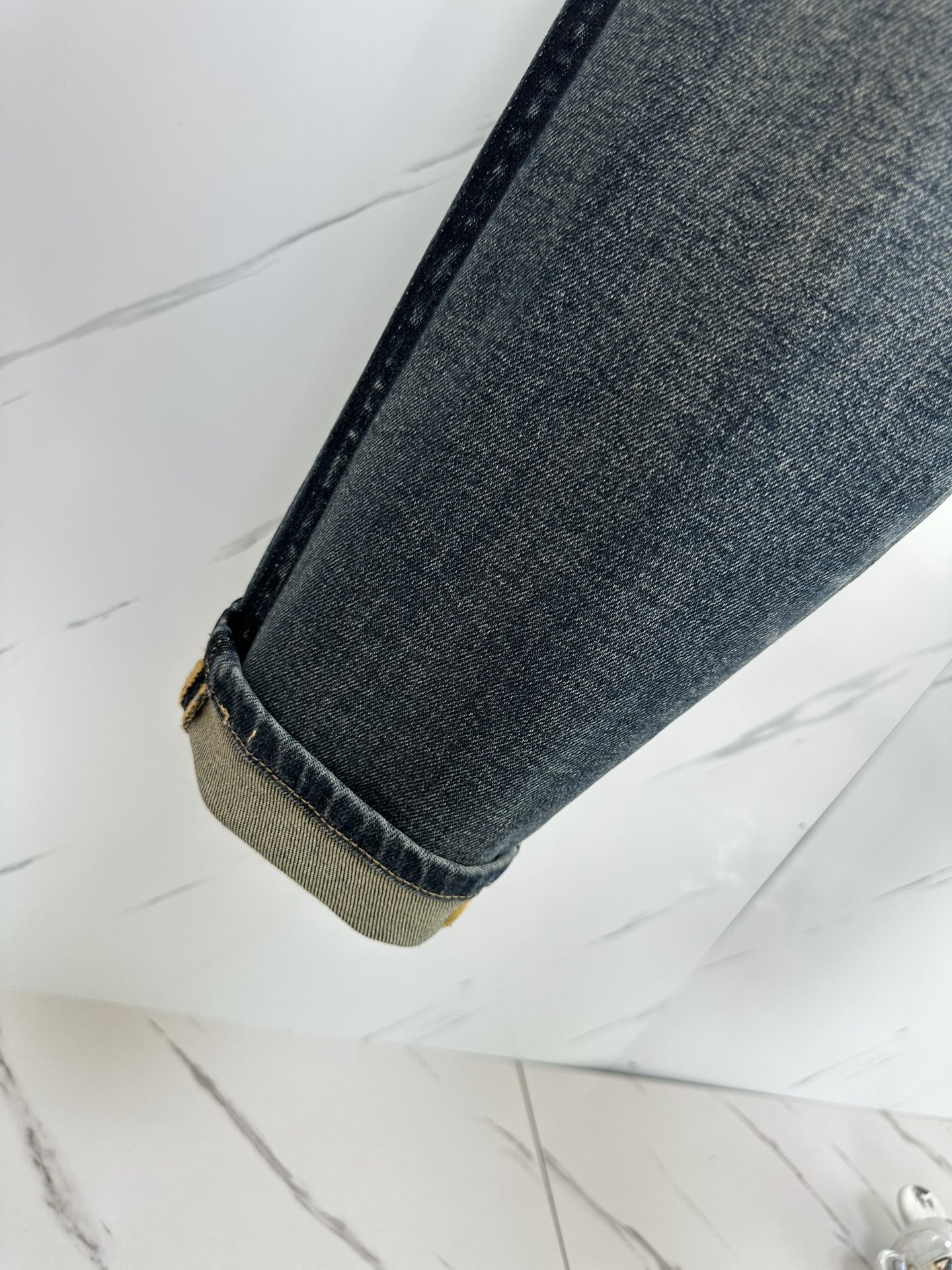 巴黎世家2023秋冬新品男士丹宁小直筒修身牛仔裤经典意大利的丹宁牛仔裤采用的是传统的技法制作牛仔系列,产