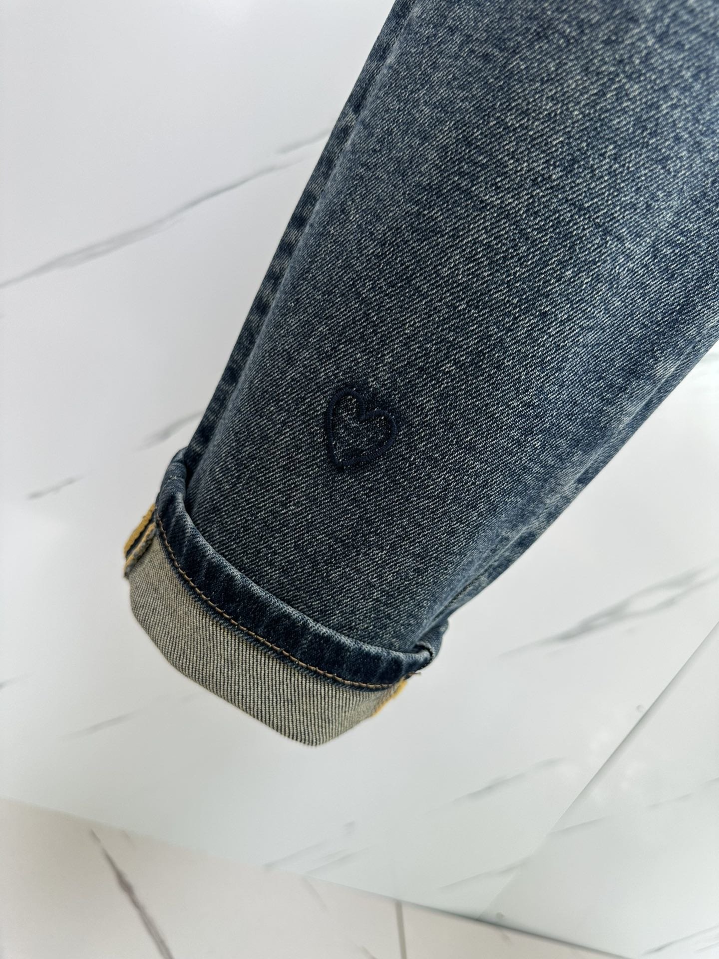 古琦2023秋冬新品男士丹宁小直筒修身牛仔裤经典意大利的丹宁牛仔裤采用的是传统的技法制作牛仔系列,产出的