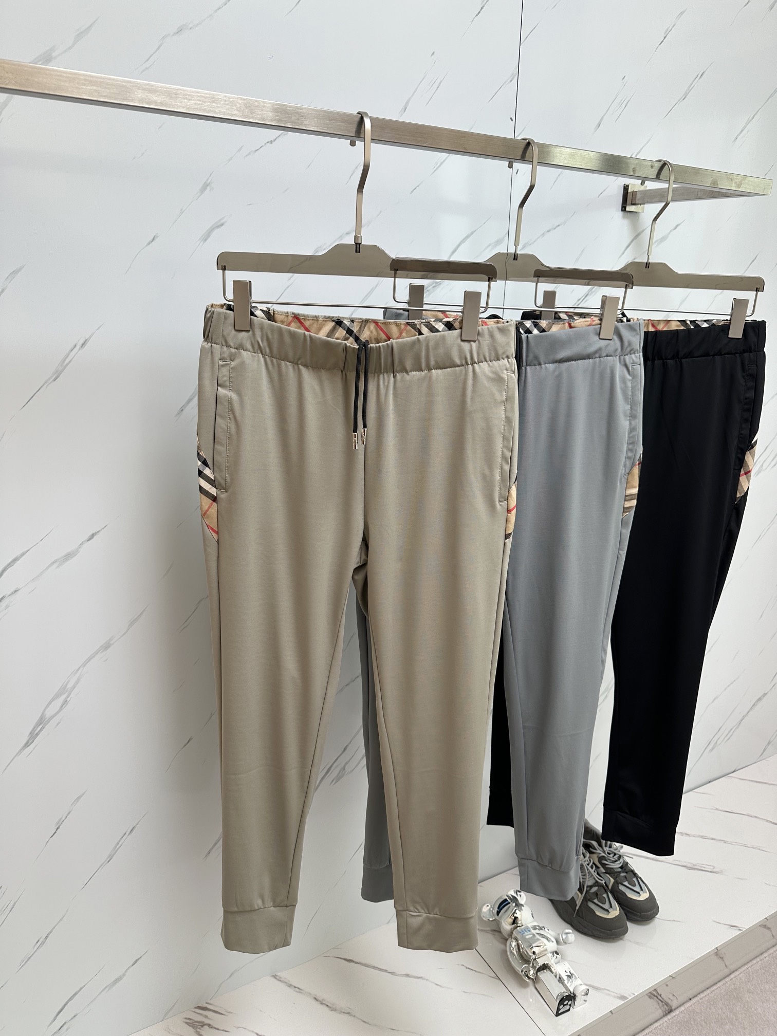 Shop the Best High Quality
 Burberry Clothing Pants & Trousers Spring/Summer Collection Casual