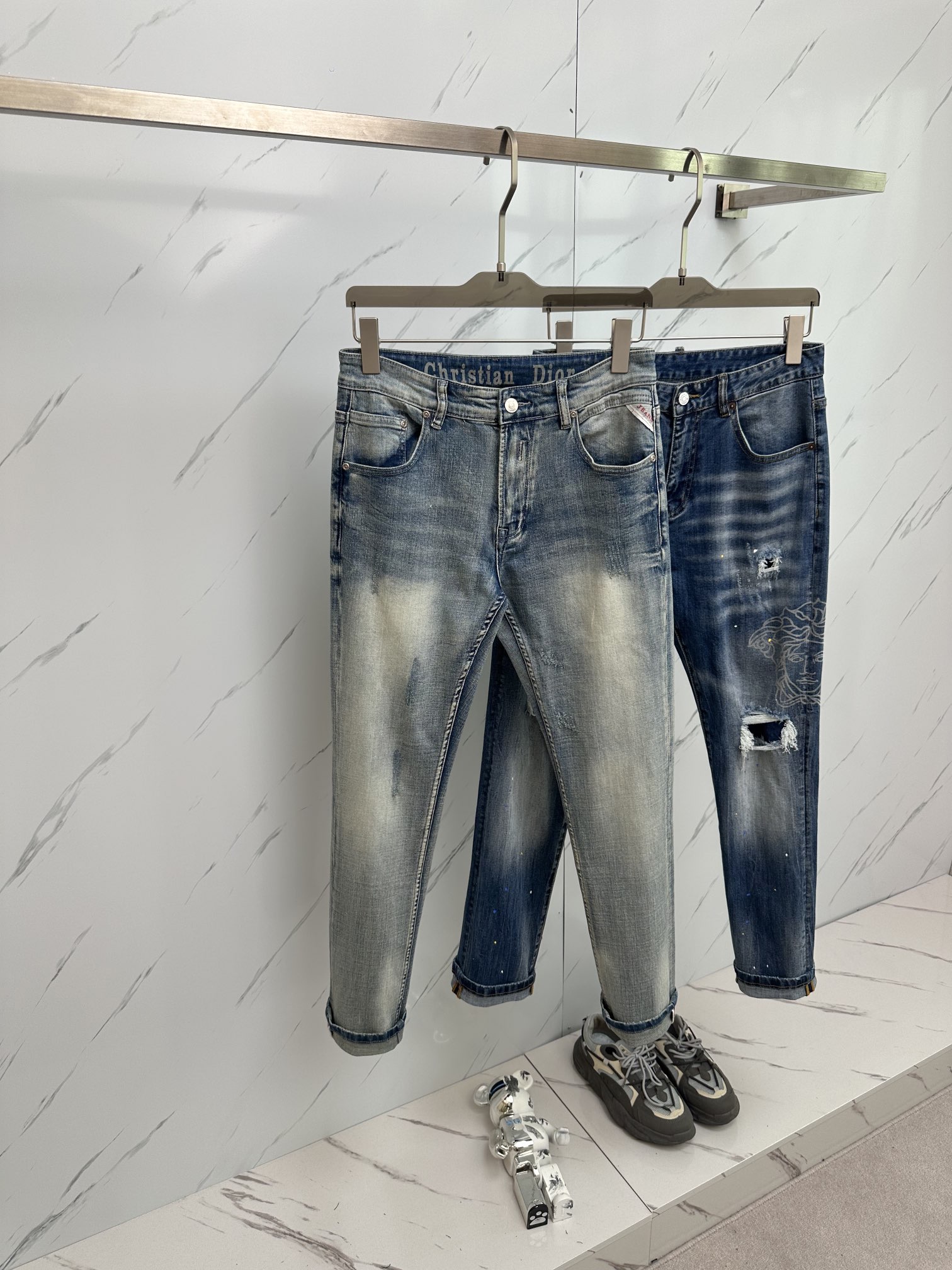 NO:123698,DIOR official website counter is available simultaneously, original singles, super stylish jeans, customized original washing denim fabric, unique design, top-grade printing craft letter pattern logo, original hardware and auxiliary decoration, extremely superior jeans, the materials and craftsmanship are extremely luxurious and exquisite, extremely high-end, handsome and stylish, recommended, digits 29-38,,dior,jeans,alexander wang19860909DIOR 官网专柜同步有售,原单狠货,超级有范儿的一款牛仔裤,定制原版水洗牛仔面料,独特设计,顶级印花工艺字母图案logo,原版五金辅料装饰,极为翘楚的一款牛仔裤,用料与工艺都极致奢华精湛,档次极高,上身帅气有型,推荐,码数29—38,,dior,jeans,alexander wang,Men's clothing