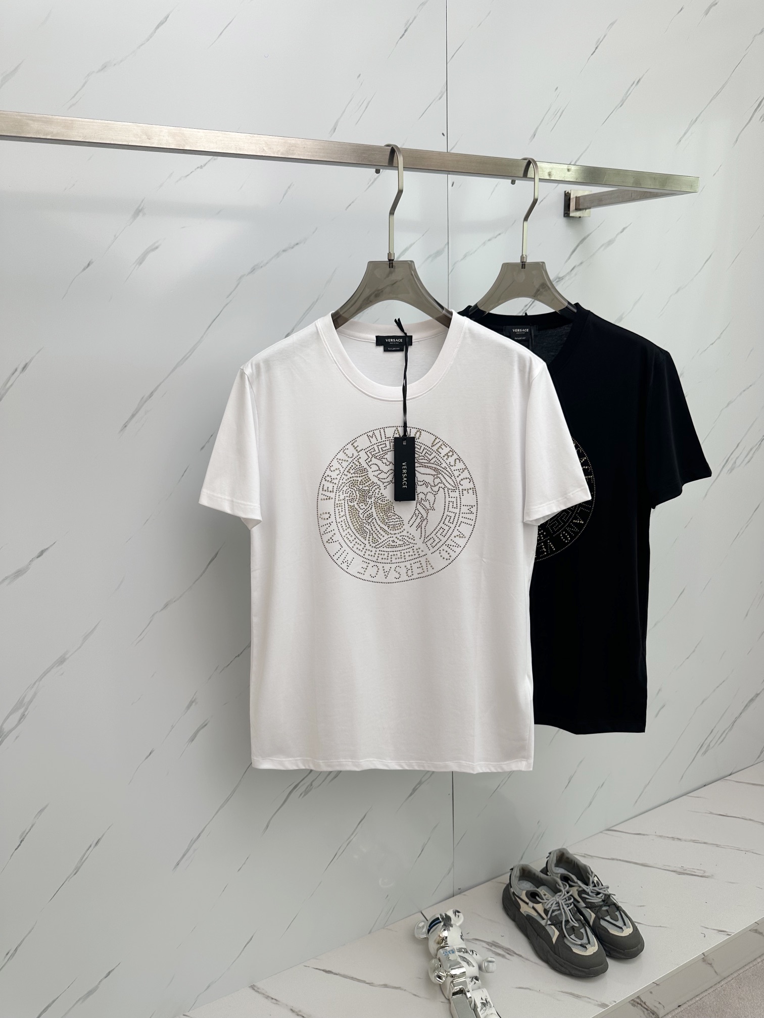 NO:120528,Versace's new classic ironing portrait logo couple short-sleeved T-shirt, high-version, original fabric, digital direct-injection printing technology, same style as internet celebrities, high-quality, 440 customized 280g double-strand mercerized cotton treatment, very comfortable to touch, fashionable and personalized, super versatile and beautiful T-shirt, very suitable for both men and women, essential models for human hands, packaging, tags, collar marks, washing wheat, complete Size M—4XL,,versace, T-shirt,tees, t-shirt,alexander wang19860909范思哲新款经典烫钻人像logo情侣款短袖T恤 高版本高版本 原版面料 数码直喷印花工艺 网红明星同款  高版本 高 品质 440支定制280克双股丝光棉处理 手感非常舒服  时尚又个性 超级百搭好看的一款T恤 男女都非常合适 人手必备款 包装 吊牌 领标 水洗麦 齐全 尺码M—4XL,,versace,T-shirt,tees，t-shirt,alexander wang,Men's clothing