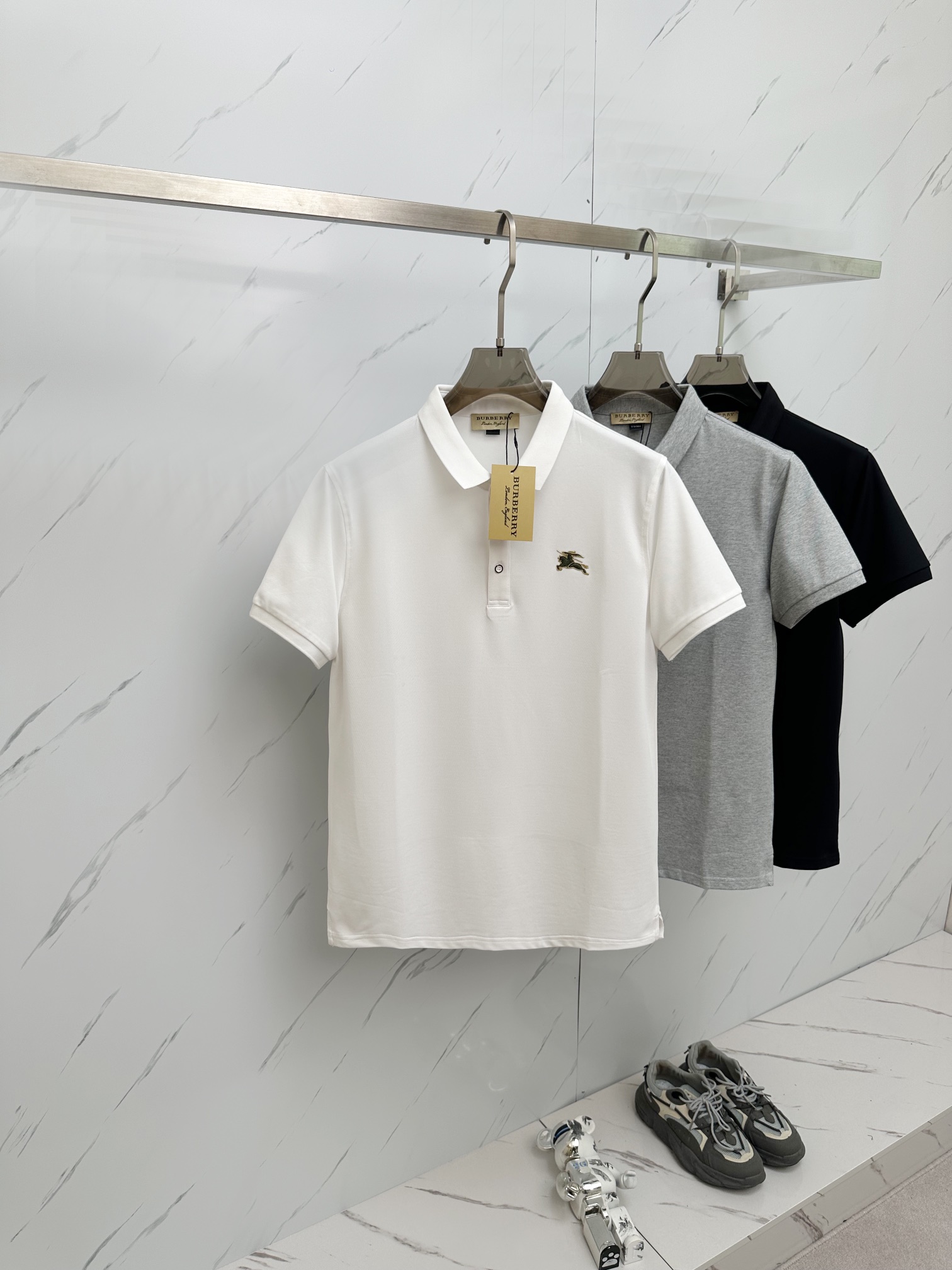 NO:123670,BURB's latest and most top version of Polo shirt short sleeves, the best quality. Jade silk top production process imported fabrics, unique design of the counter model, imported high-end custom imported feel first-class!  !  Code number M—4XL, burberry, T-shirt, alexander wang19860909BURB 最新最顶级版本Polo衫短袖,最顶级的品质.玉蚕丝 顶级制作工艺进口面料,专柜款独特设计,采用进口高端订制进口手感一流！！码数M—4XL,,burberry,T-shirt,alexander wang,Men's clothing