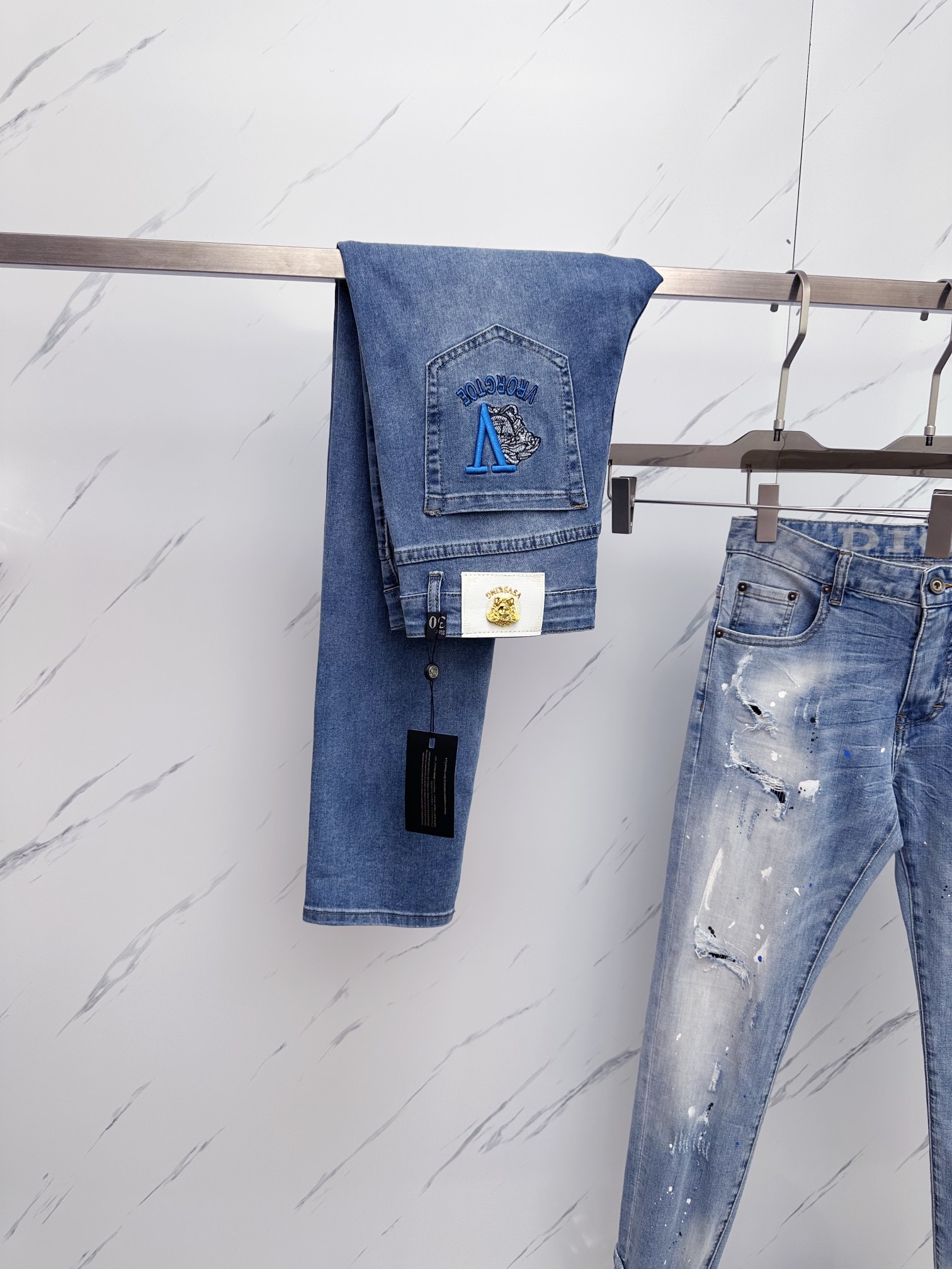 NO:123693,The official website counter is available at the same time. The original single product is a super stylish jeans, customized original washing denim fabric, unique design, top-grade printing craft letter pattern logo, original hardware and auxiliary decoration, extremely superior jeans, the materials and craftsmanship are extremely luxurious and exquisite, the grade is extremely high, the upper body is handsome and stylish, recommended, digits 29-38, jeans, alexander wang19860909官网专柜同步有售,原单狠货,超级有范儿的一款牛仔裤,定制原版水洗牛仔面料,独特设计,顶级印花工艺字母图案logo,原版五金辅料装饰,极为翘楚的一款牛仔裤,用料与工艺都极致奢华精湛,档次极高,上身帅气有型,推荐,码数29—38,,jeans,alexander wang,Men's clothing