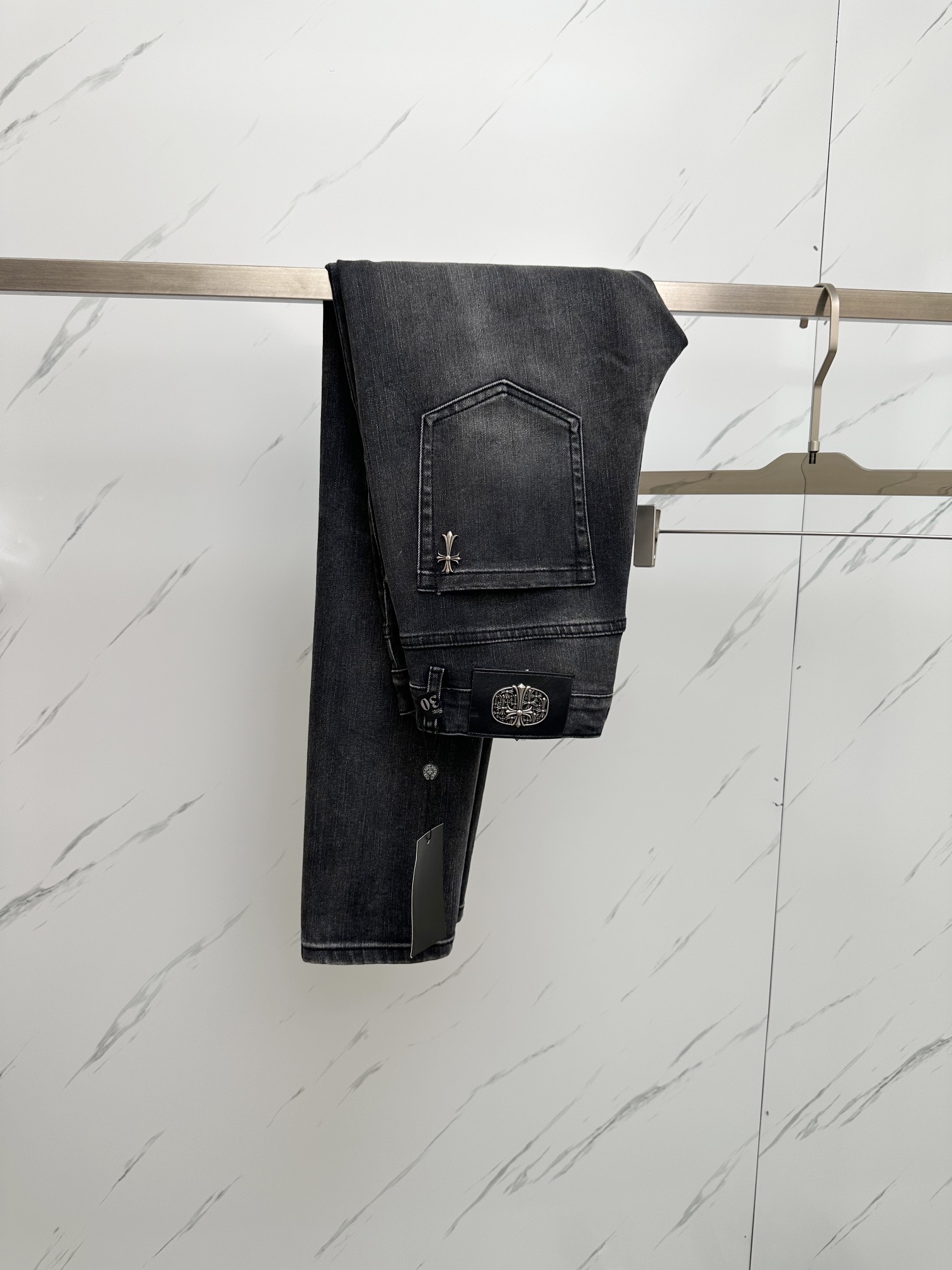 NO:123690,Croxin's official counter is available at the same time, original singles are ruthless, super stylish jeans, customized original washing denim fabric, unique design, top-grade printing craft letter pattern logo, original hardware and auxiliary decoration, extremely superior jeans, the materials and craftsmanship are extremely luxurious and exquisite, extremely high-end, handsome and stylish, recommended, digits 29-38, chrome hearts, jeans, alexander wang19860909克罗心 官网专柜同步有售,原单狠货,超级有范儿的一款牛仔裤,定制原版水洗牛仔面料,独特设计,顶级印花工艺字母图案logo,原版五金辅料装饰,极为翘楚的一款牛仔裤,用料与工艺都极致奢华精湛,档次极高,上身帅气有型,推荐,码数29—38,,chrome hearts,jeans,alexander wang,Men's clothing