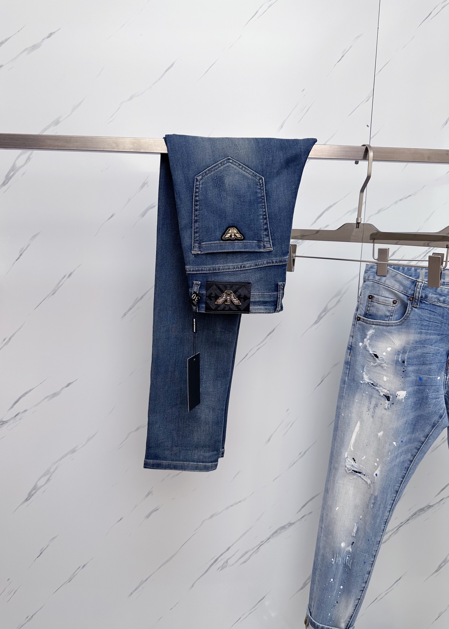 NO:123687,Armani's official counter is available at the same time, original singles are ruthless, super stylish jeans, customized original washing denim fabric, unique design, top-grade printing craft letter pattern logo, original hardware and auxiliary decoration, extremely superior jeans, the materials and craftsmanship are extremely luxurious and exquisite, extremely high-end, handsome and stylish, recommended, digits 29-38,,armani, jeans, alexander wang19860909阿玛尼 官网专柜同步有售,原单狠货,超级有范儿的一款牛仔裤,定制原版水洗牛仔面料,独特设计,顶级印花工艺字母图案logo,原版五金辅料装饰,极为翘楚的一款牛仔裤,用料与工艺都极致奢华精湛,档次极高,上身帅气有型,推荐,码数29—38,,armani,jeans,alexander wang,Men's clothing