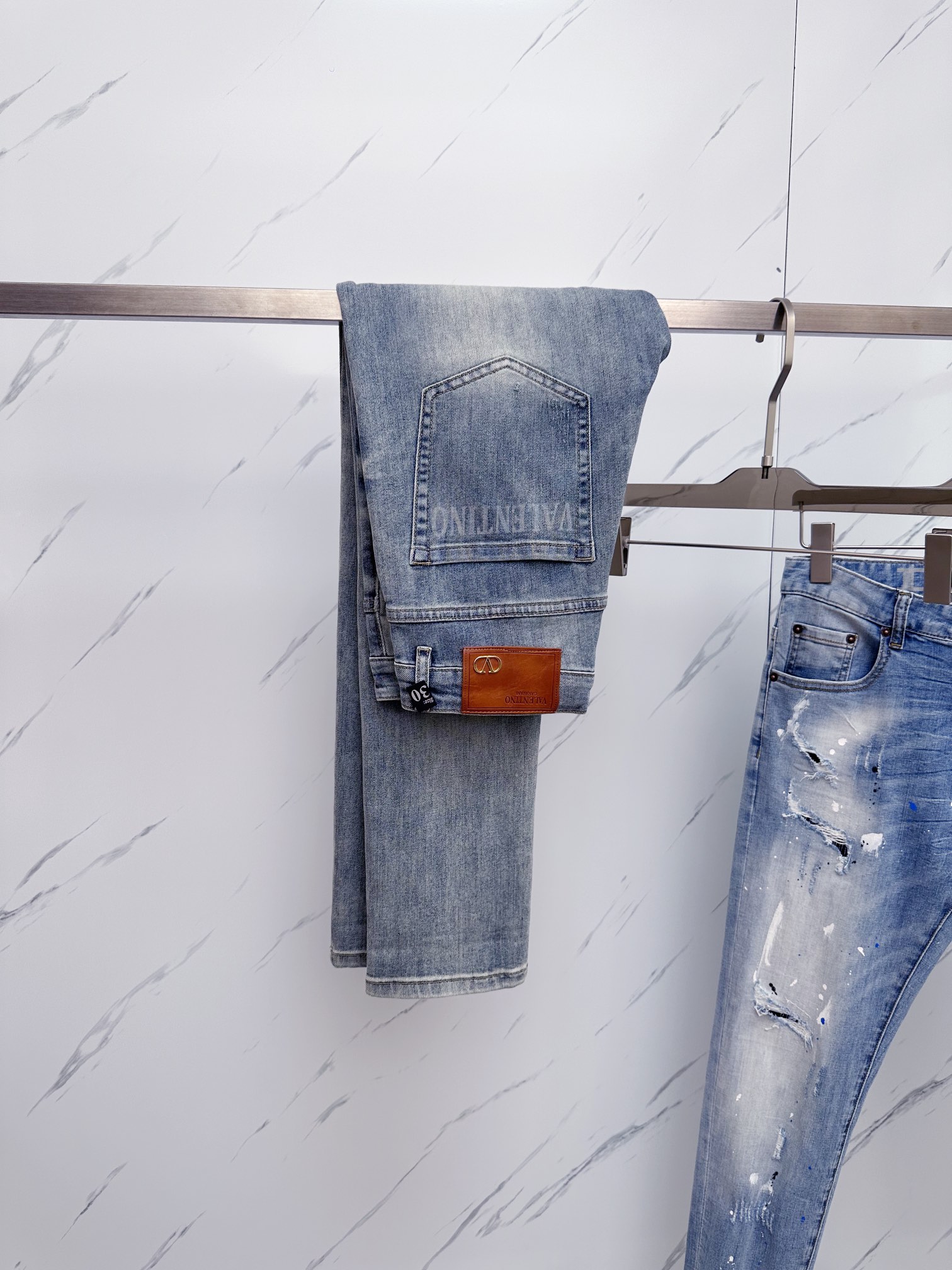 NO:123685,The official website counter is available at the same time. The original single product is a super stylish jeans, customized original washing denim fabric, unique design, top-grade printing craft letter pattern logo, original hardware and auxiliary decoration, extremely superior jeans, the materials and craftsmanship are extremely luxurious and exquisite, the grade is extremely high, the upper body is handsome and stylish, recommended, digits 29-38, jeans, alexander wang19860909官网专柜同步有售,原单狠货,超级有范儿的一款牛仔裤,定制原版水洗牛仔面料,独特设计,顶级印花工艺字母图案logo,原版五金辅料装饰,极为翘楚的一款牛仔裤,用料与工艺都极致奢华精湛,档次极高,上身帅气有型,推荐,码数29—38,,jeans,alexander wang,Men's clothing