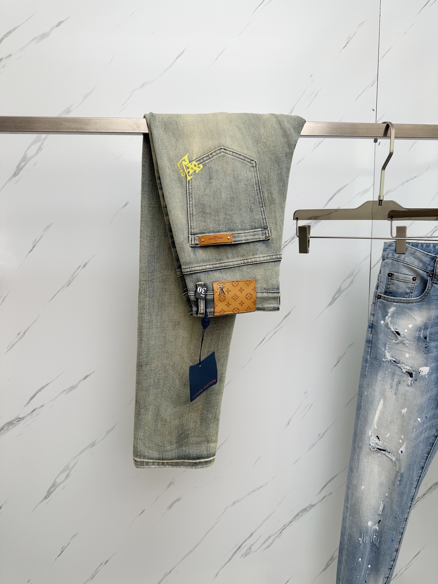 NO:123682,LV official website counter is available simultaneously, original singles, super stylish jeans, customized original washing denim fabric, unique design, top-grade printed craft letter pattern logo, original hardware and auxiliary decoration, extremely superior jeans, the materials and craftsmanship are extremely luxurious and exquisite, extremely high-end, handsome and stylish, recommended, digits 29-38,, louis vuitton, jeans, alexander wang19860909LV 官网专柜同步有售,原单狠货,超级有范儿的一款牛仔裤,定制原版水洗牛仔面料,独特设计,顶级印花工艺字母图案logo,原版五金辅料装饰,极为翘楚的一款牛仔裤,用料与工艺都极致奢华精湛,档次极高,上身帅气有型,推荐,码数29—38,,louis vuitton,jeans,alexander wang,Men's clothing