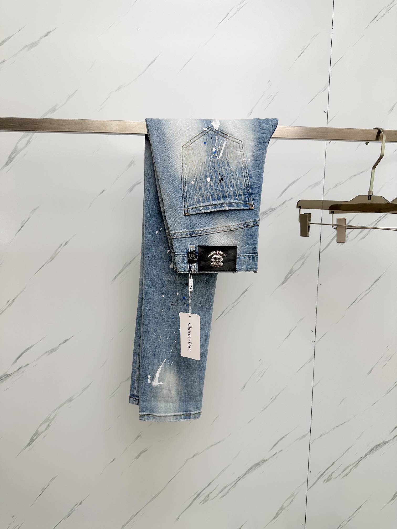 NO:123679,DIOR official website counter is available simultaneously, original singles, super stylish jeans, customized original washing denim fabric, unique design, top-grade printing craft letter pattern logo, original hardware and auxiliary decoration, extremely superior jeans, the materials and craftsmanship are extremely luxurious and exquisite, extremely high-end, handsome and stylish, recommended, digits 29-38,,dior,jeans,alexander wang19860909DIOR 官网专柜同步有售,原单狠货,超级有范儿的一款牛仔裤,定制原版水洗牛仔面料,独特设计,顶级印花工艺字母图案logo,原版五金辅料装饰,极为翘楚的一款牛仔裤,用料与工艺都极致奢华精湛,档次极高,上身帅气有型,推荐,码数29—38,,dior,jeans,alexander wang,Men's clothing