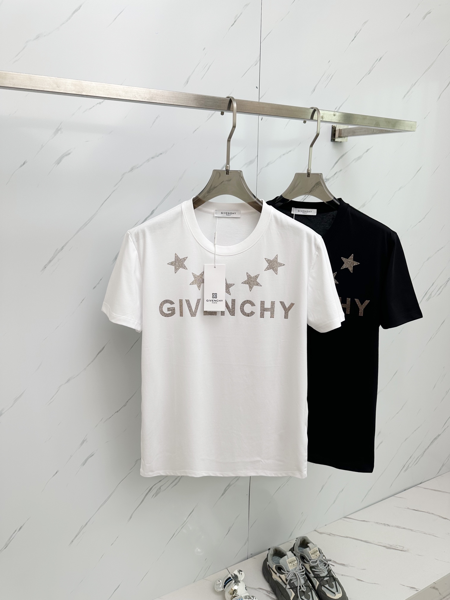 NO:120525,PP 1924 new classic ironing portrait logo couple short-sleeved T-shirt, high-version, original fabric, digital direct-spray printing technology, same style as internet celebrities, high-version, high-quality, customized double-strand mercerized cotton treatment, very comfortable to touch, fashionable and personalized, super versatile and beautiful T-shirt, very suitable for both men and women, essential models for human hands, packaging, tags, collar marks, washing wheat, complete Size M—4XL,, T-shirt,tees, t-shirt,alexander wang19860909PP 1924新款经典烫钻人像logo情侣款短袖T恤 高版本高版本 原版面料 数码直喷印花工艺 网红明星同款  高版本 高 品质 支定制克双股丝光棉处理 手感非常舒服  时尚又个性 超级百搭好看的一款T恤 男女都非常合适 人手必备款 包装 吊牌 领标 水洗麦 齐全 尺码M—4XL,,T-shirt,tees，t-shirt,alexander wang,Men's clothing