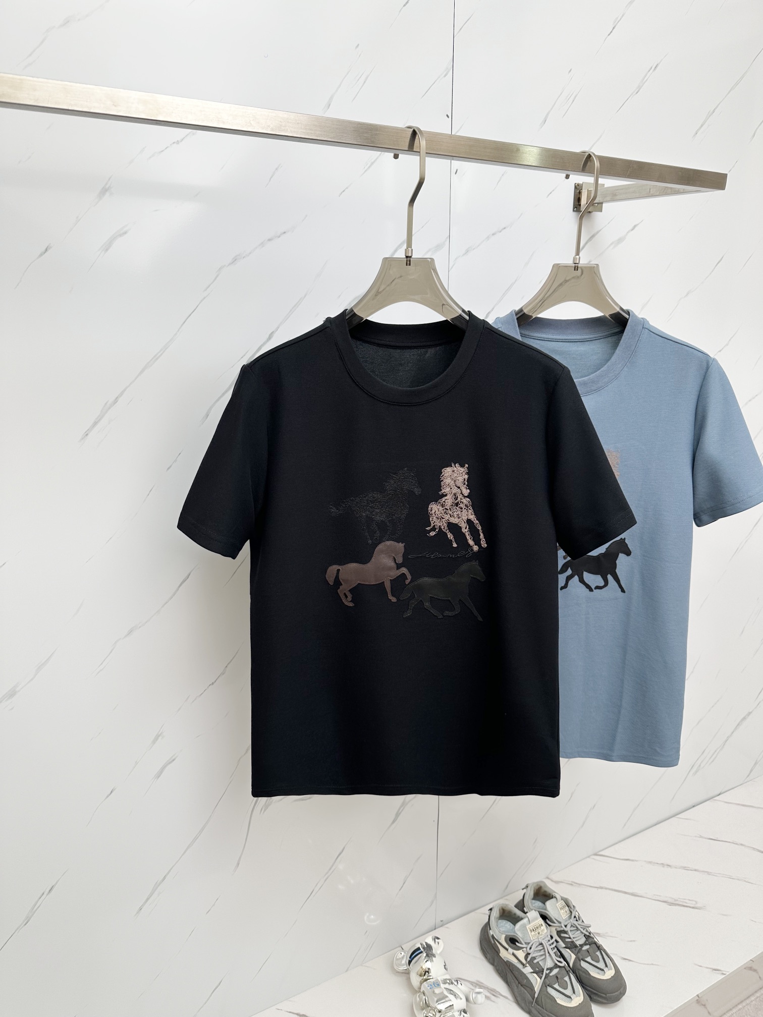 NO:450277,Support the New Year's H-home spring and summer new short-sleeved T-shirts for men and women, and are available at the same time in the counter!  Customized exclusive pure cotton fabric, customized original craft threads, and chest heavy-work letter logo craft design!  Simple and generous, calm and versatile, extremely high-end, perfectly integrated with fashion and style, a top fashionable style that perfectly suits the outside wear!  The overall feeling is natural!  The ultimate classic versatile short-sleeved T-shirt is designed with the latest three-dimensional letter logo pattern elements!  The ultimate perfection of heavy industry!  Fans who pursue high quality are please buy them by themselves, and all fans who know the goods are invited to appreciate this model together!  !  Size M-3XL, T-shirt,tees,t-shirt,alexander wang19860909支持年后 H家 春夏新款男女同款短袖T恤,专柜同步发售！定制专属纯棉面料,定制原版工艺螺纹,胸前重工字母logo工艺设计！简约大方,从容百搭,档次极高,完美融入时尚还有风情感一款完美符合外穿的顶尖时髦气质款！整体给人浑然天成的感觉！极致经典的百搭型短袖T恤,采用最新的立体字母logo图案元素设计！极致的重工极致的完美！追求高品质的粉丝们请自行抢购,诚邀所有识货的粉丝一同鉴赏此款！！ 尺码M-3XL,,T-shirt,tees，t-shirt,alexander wang,Men's clothing