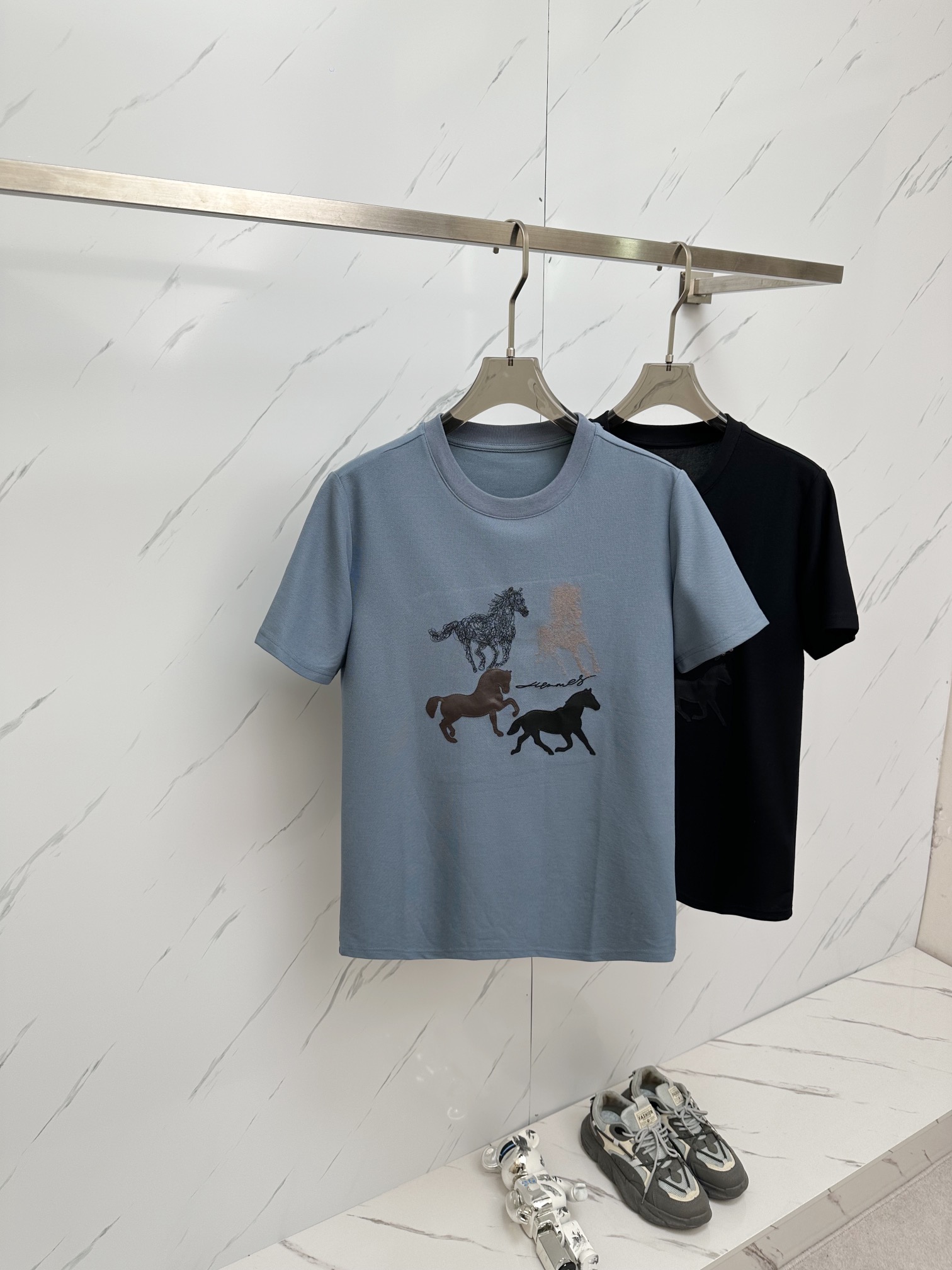 NO:448296,H Spring and summer new short-sleeved T-shirts for men and women, and are available simultaneously for counters!  Customized exclusive pure cotton fabric, customized original craft threads, and chest heavy-work letter logo craft design!  Simple and generous, calm and versatile, extremely high-end, perfectly integrated with fashion and style, a top fashionable style that perfectly suits the outside wear!  The overall feeling is natural!  The ultimate classic versatile short-sleeved T-shirt is designed with the latest three-dimensional letter logo pattern elements!  The ultimate perfection of heavy industry!  Fans who pursue high quality are please buy them by themselves, and all fans who know the goods are invited to appreciate this model together!  !  Size M-3XL, T-shirt,tees,t-shirt,alexander wang19860909H 春夏新款男女同款短袖T恤,专柜同步发售！定制专属纯棉面料,定制原版工艺螺纹,胸前重工字母logo工艺设计！简约大方,从容百搭,档次极高,完美融入时尚还有风情感一款完美符合外穿的顶尖时髦气质款！整体给人浑然天成的感觉！极致经典的百搭型短袖T恤,采用最新的立体字母logo图案元素设计！极致的重工极致的完美！追求高品质的粉丝们请自行抢购,诚邀所有识货的粉丝一同鉴赏此款！！ 尺码M-3XL,,T-shirt,tees，t-shirt,alexander wang,Men's clothing