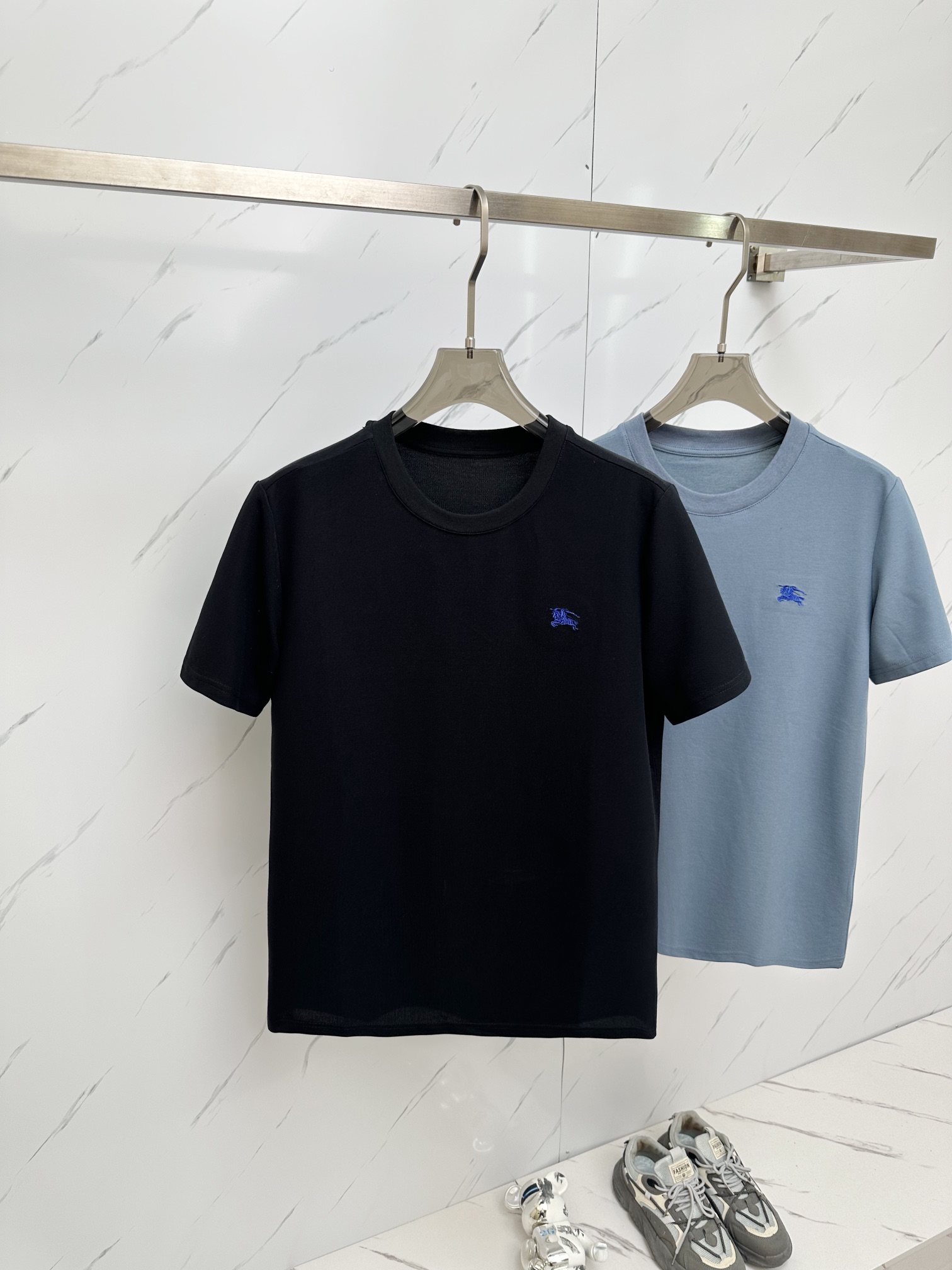 NO:131719,War Horse Model 24 counters are synchronized with the latest models. The new short-sleeved T-shirts for men and women are released simultaneously in the counters!  Customized exclusive pure cotton fabric, customized original craft threads, and chest heavy-work letter logo craft design!  Simple and generous, calm and versatile, extremely high-end, perfectly integrated with fashion and style, a top fashionable style that perfectly suits the outside wear!  The overall feeling is natural!  The ultimate classic versatile short-sleeved T-shirt is designed with the latest three-dimensional letter logo pattern elements!  The ultimate perfection of heavy industry!  Fans who pursue high quality are please buy them by themselves, and all fans who know the goods are invited to appreciate this model together!  !  Size M-3XL, T-shirt,tees,t-shirt,alexander wang19860909战马款 24专柜同步最新款 春夏新款男女同款短袖T恤,专柜同步发售！定制专属纯棉面料,定制原版工艺螺纹,胸前重工字母logo工艺设计！简约大方,从容百搭,档次极高,完美融入时尚还有风情感一款完美符合外穿的顶尖时髦气质款！整体给人浑然天成的感觉！极致经典的百搭型短袖T恤,采用最新的立体字母logo图案元素设计！极致的重工极致的完美！追求高品质的粉丝们请自行抢购,诚邀所有识货的粉丝一同鉴赏此款！！ 尺码M-3XL,,T-shirt,tees，t-shirt,alexander wang,Men's clothing