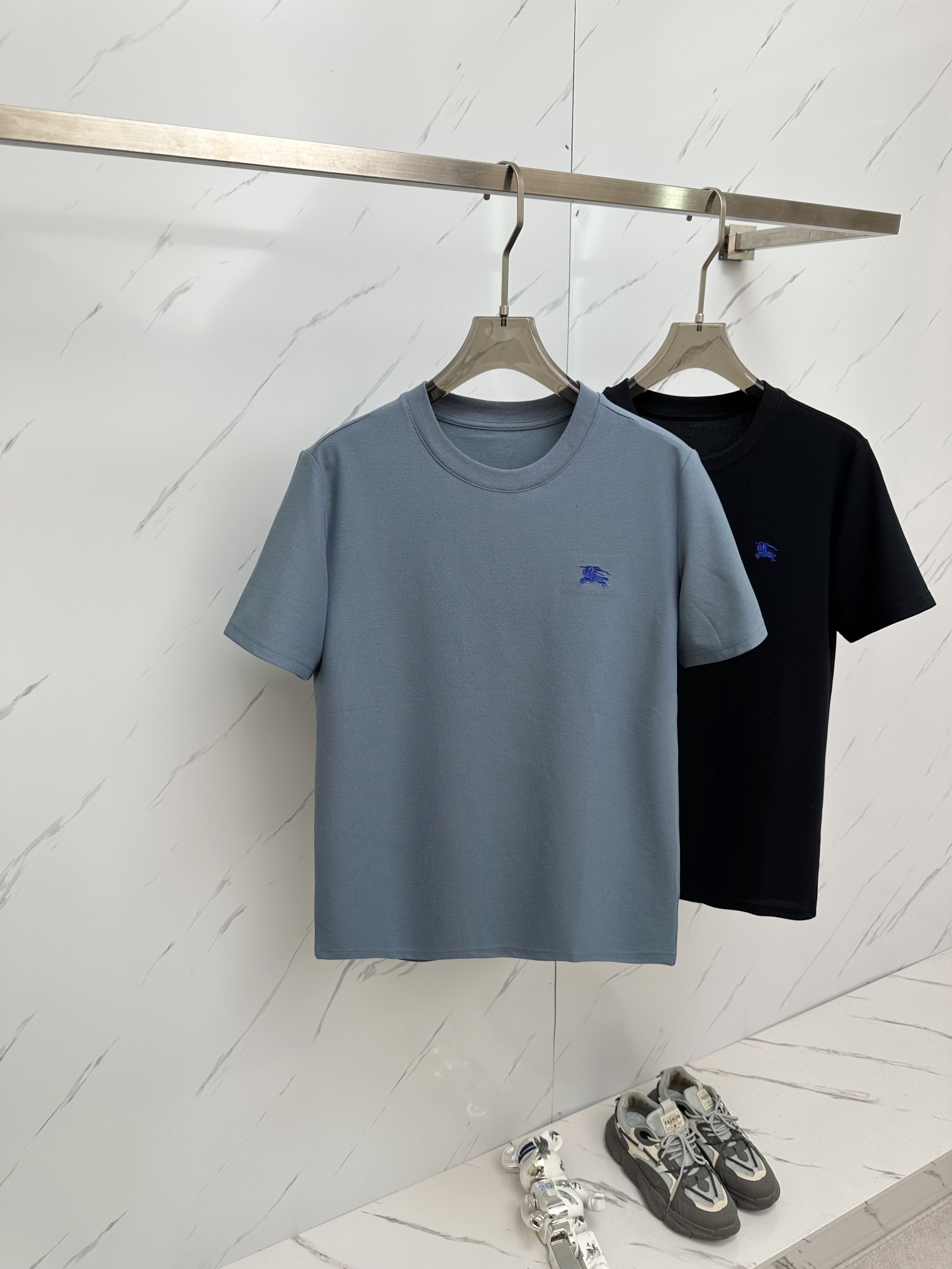 NO:133159,War Horse Model 24 counters are synchronized with the latest models. The new short-sleeved T-shirts for men and women are released simultaneously in the counters!  Customized exclusive pure cotton fabric, customized original craft threads, and chest heavy-work letter logo craft design!  Simple and generous, calm and versatile, extremely high-end, perfectly integrated with fashion and style, a top fashionable style that perfectly suits the outside wear!  The overall feeling is natural!  The ultimate classic versatile short-sleeved T-shirt is designed with the latest three-dimensional letter logo pattern elements!  The ultimate perfection of heavy industry!  Fans who pursue high quality are please buy them by themselves, and all fans who know the goods are invited to appreciate this model together!  !  Size M-3XL, T-shirt,tees,t-shirt,alexander wang19860909战马款 24专柜同步最新款 春夏新款男女同款短袖T恤,专柜同步发售！定制专属纯棉面料,定制原版工艺螺纹,胸前重工字母logo工艺设计！简约大方,从容百搭,档次极高,完美融入时尚还有风情感一款完美符合外穿的顶尖时髦气质款！整体给人浑然天成的感觉！极致经典的百搭型短袖T恤,采用最新的立体字母logo图案元素设计！极致的重工极致的完美！追求高品质的粉丝们请自行抢购,诚邀所有识货的粉丝一同鉴赏此款！！ 尺码M-3XL,,T-shirt,tees，t-shirt,alexander wang,Men's clothing