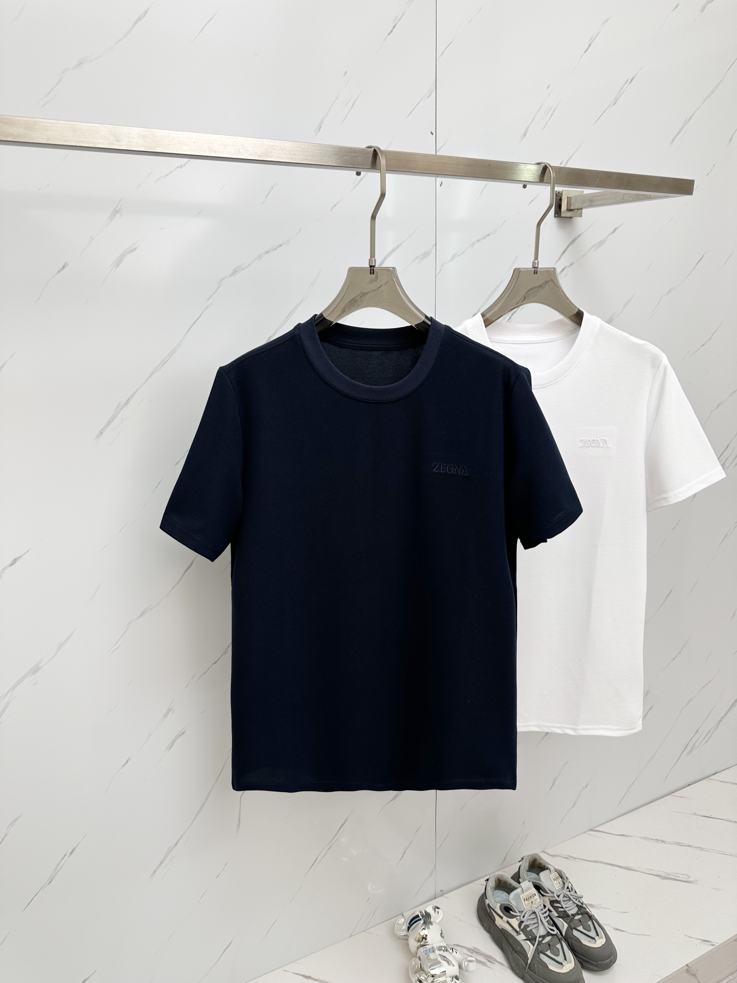 NO:131717,ZEGNA 24 counters are synchronized with the latest models. The new short-sleeved T-shirts for men and women in spring and summer are available for sale in the counters!  Customized exclusive pure cotton fabric, customized original craft threads, and chest heavy-work letter logo craft design!  Simple and generous, calm and versatile, extremely high-end, perfectly integrated with fashion and style, a top fashionable style that perfectly suits the outside wear!  The overall feeling is natural!  The ultimate classic versatile short-sleeved T-shirt is designed with the latest three-dimensional letter logo pattern elements!  The ultimate perfection of heavy industry!  Fans who pursue high quality are please buy them by themselves, and all fans who know the goods are invited to appreciate this model together!  !  Size M-3XL, T-shirt,tees,t-shirt,alexander wang19860909ZEGNA 24专柜同步最新款 春夏新款男女同款短袖T恤,专柜同步发售！定制专属纯棉面料,定制原版工艺螺纹,胸前重工字母logo工艺设计！简约大方,从容百搭,档次极高,完美融入时尚还有风情感一款完美符合外穿的顶尖时髦气质款！整体给人浑然天成的感觉！极致经典的百搭型短袖T恤,采用最新的立体字母logo图案元素设计！极致的重工极致的完美！追求高品质的粉丝们请自行抢购,诚邀所有识货的粉丝一同鉴赏此款！！ 尺码M-3XL,,T-shirt,tees，t-shirt,alexander wang,Men's clothing