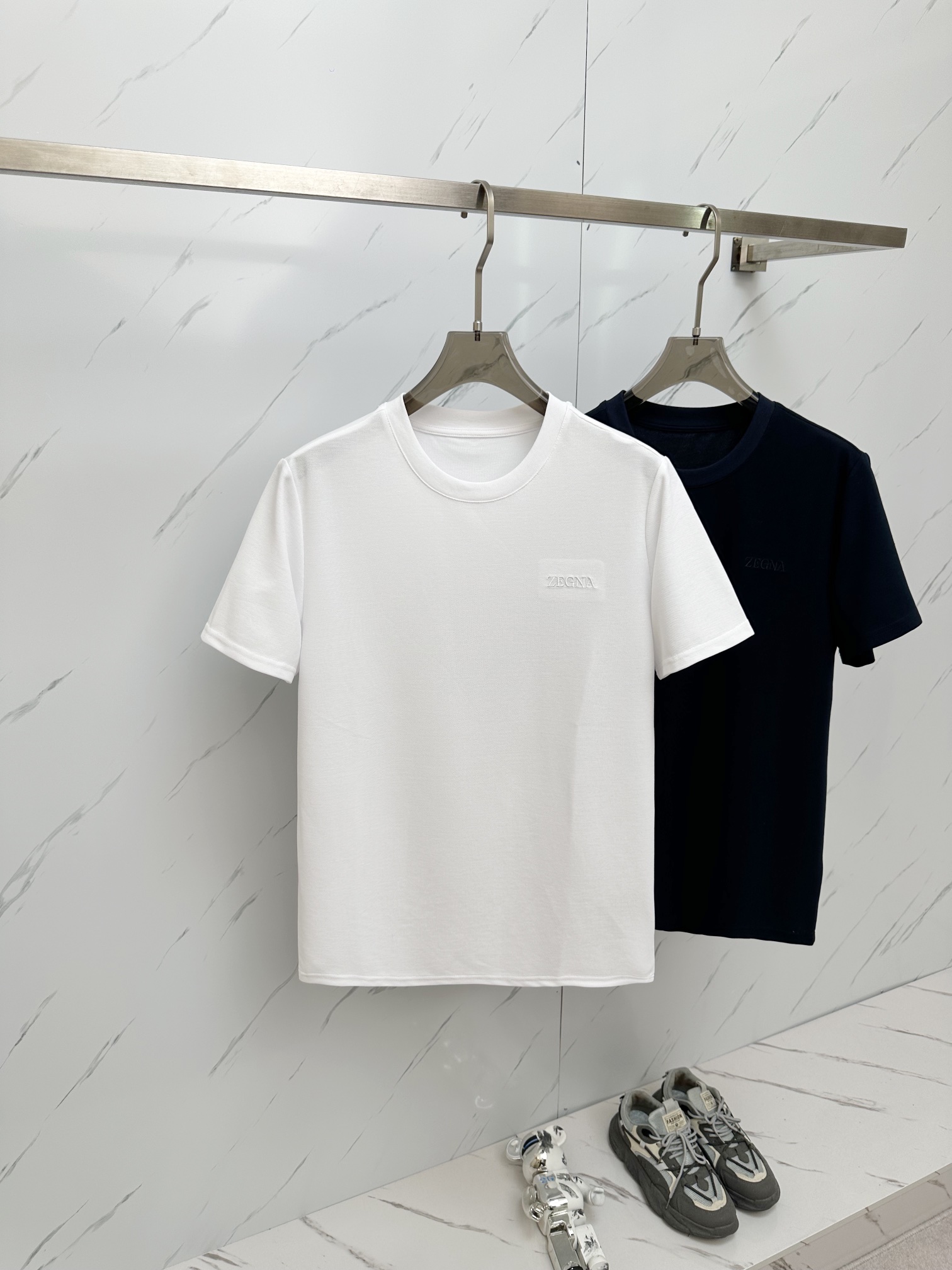 NO:133161,ZEGNA 24 counters are synchronized with the latest models. The new short-sleeved T-shirts for men and women in spring and summer are available for sale in the counters!  Customized exclusive pure cotton fabric, customized original craft threads, and chest heavy-work letter logo craft design!  Simple and generous, calm and versatile, extremely high-end, perfectly integrated with fashion and style, a top fashionable style that perfectly suits the outside wear!  The overall feeling is natural!  The ultimate classic versatile short-sleeved T-shirt is designed with the latest three-dimensional letter logo pattern elements!  The ultimate perfection of heavy industry!  Fans who pursue high quality are please buy them by themselves, and all fans who know the goods are invited to appreciate this model together!  !  Size M-3XL, T-shirt,tees,t-shirt,alexander wang19860909ZEGNA 24专柜同步最新款 春夏新款男女同款短袖T恤,专柜同步发售！定制专属纯棉面料,定制原版工艺螺纹,胸前重工字母logo工艺设计！简约大方,从容百搭,档次极高,完美融入时尚还有风情感一款完美符合外穿的顶尖时髦气质款！整体给人浑然天成的感觉！极致经典的百搭型短袖T恤,采用最新的立体字母logo图案元素设计！极致的重工极致的完美！追求高品质的粉丝们请自行抢购,诚邀所有识货的粉丝一同鉴赏此款！！ 尺码M-3XL,,T-shirt,tees，t-shirt,alexander wang,Men's clothing