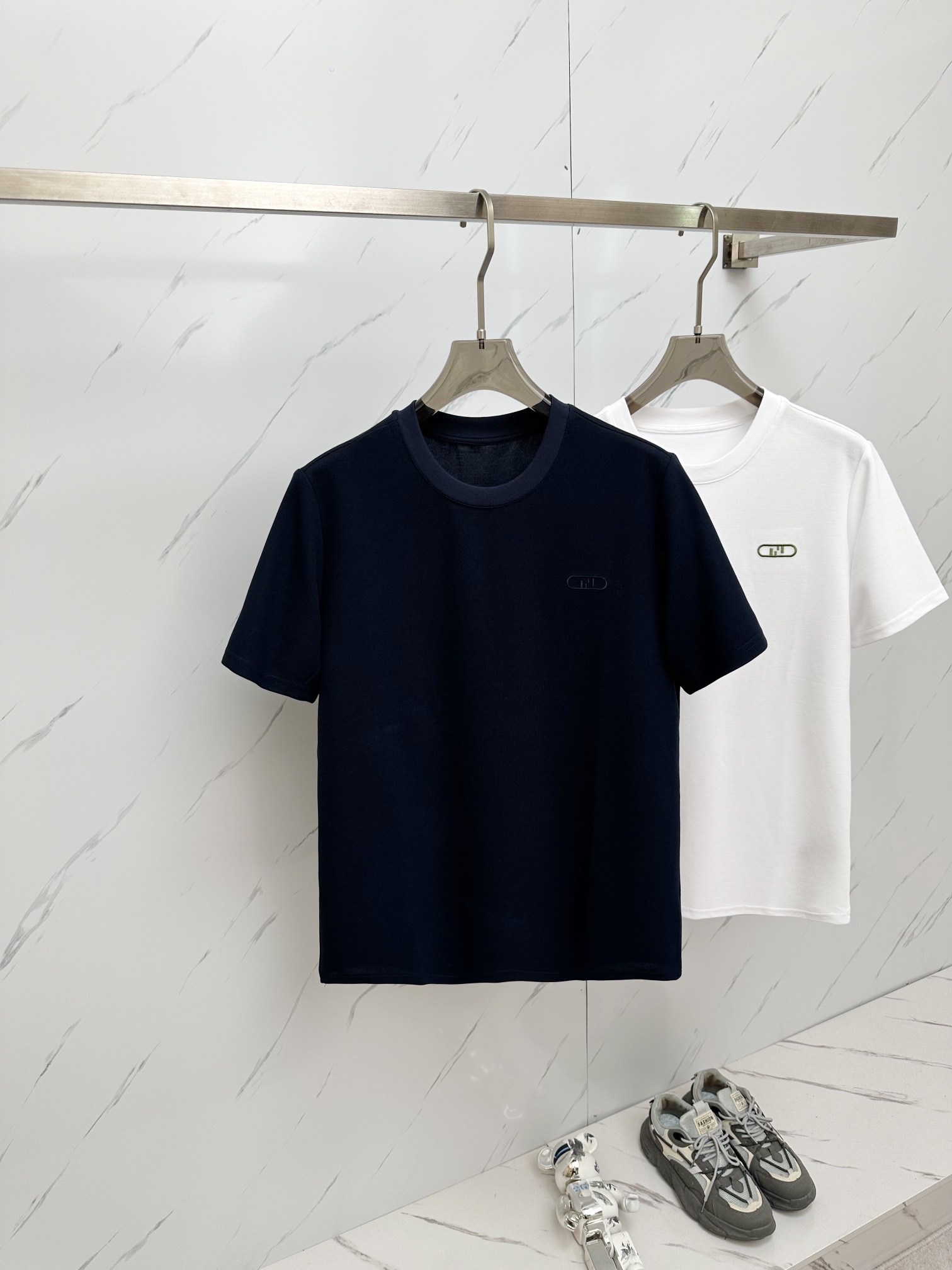 NO:131715,The latest model of FD 24 counters is synchronized with the new short-sleeved T-shirts for men and women in spring and summer, and the counters are released simultaneously!  Customized exclusive pure cotton fabric, customized original craft threads, and chest heavy-work letter logo craft design!  Simple and generous, calm and versatile, extremely high-end, perfectly integrated with fashion and style, a top fashionable style that perfectly suits the outside wear!  The overall feeling is natural!  The ultimate classic versatile short-sleeved T-shirt is designed with the latest three-dimensional letter logo pattern elements!  The ultimate perfection of heavy industry!  Fans who pursue high quality are please buy them by themselves, and all fans who know the goods are invited to appreciate this model together!  !  Size M-3XL, T-shirt,tees,t-shirt,alexander wang19860909FD 24专柜同步最新款 春夏新款男女同款短袖T恤,专柜同步发售！定制专属纯棉面料,定制原版工艺螺纹,胸前重工字母logo工艺设计！简约大方,从容百搭,档次极高,完美融入时尚还有风情感一款完美符合外穿的顶尖时髦气质款！整体给人浑然天成的感觉！极致经典的百搭型短袖T恤,采用最新的立体字母logo图案元素设计！极致的重工极致的完美！追求高品质的粉丝们请自行抢购,诚邀所有识货的粉丝一同鉴赏此款！！ 尺码M-3XL,,T-shirt,tees，t-shirt,alexander wang,Men's clothing