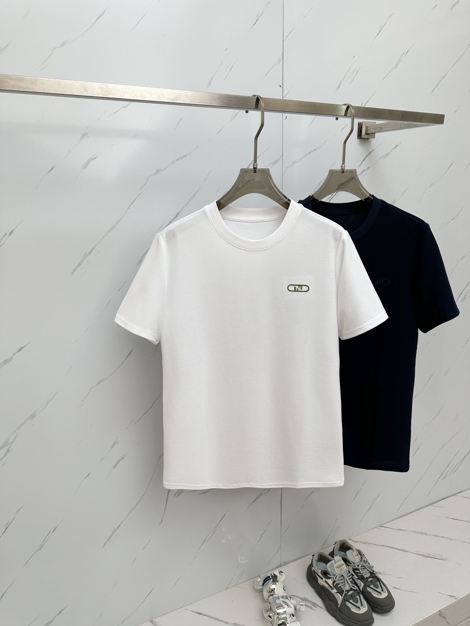 NO:133163,The latest model of FD 24 counters is synchronized with the new short-sleeved T-shirts for men and women in spring and summer, and the counters are released simultaneously!  Customized exclusive pure cotton fabric, customized original craft threads, and chest heavy-work letter logo craft design!  Simple and generous, calm and versatile, extremely high-end, perfectly integrated with fashion and style, a top fashionable style that perfectly suits the outside wear!  The overall feeling is natural!  The ultimate classic versatile short-sleeved T-shirt is designed with the latest three-dimensional letter logo pattern elements!  The ultimate perfection of heavy industry!  Fans who pursue high quality are please buy them by themselves, and all fans who know the goods are invited to appreciate this model together!  !  Size M-3XL, T-shirt,tees,t-shirt,alexander wang19860909FD 24专柜同步最新款 春夏新款男女同款短袖T恤,专柜同步发售！定制专属纯棉面料,定制原版工艺螺纹,胸前重工字母logo工艺设计！简约大方,从容百搭,档次极高,完美融入时尚还有风情感一款完美符合外穿的顶尖时髦气质款！整体给人浑然天成的感觉！极致经典的百搭型短袖T恤,采用最新的立体字母logo图案元素设计！极致的重工极致的完美！追求高品质的粉丝们请自行抢购,诚邀所有识货的粉丝一同鉴赏此款！！ 尺码M-3XL,,T-shirt,tees，t-shirt,alexander wang,Men's clothing