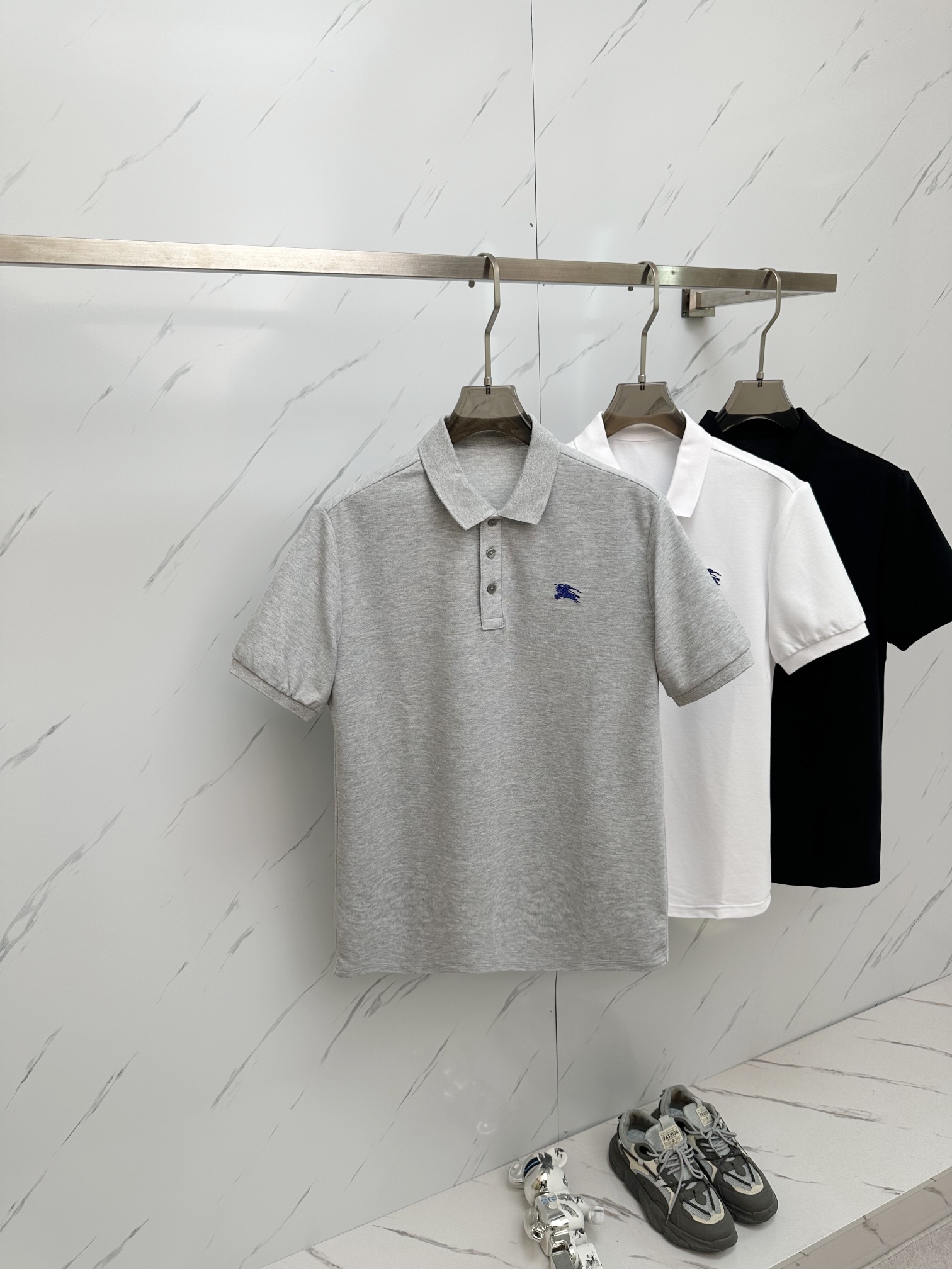 NO:133165,BUR The latest and most top version of Polo shirt short sleeves, the top quality. Jade silk top production craft imported fabrics, unique design of the counter model, imported high-end custom imported feel first-class!  !  Code number M-3XL, burberry, T-shirt, alexander wang19860909BUR 最新最顶级版本Polo衫短袖,最顶级的品质.玉蚕丝 顶级制作工艺进口面料,专柜款独特设计,采用进口高端订制进口手感一流！！码数M—3XL,,burberry,T-shirt,alexander wang,Men's clothing