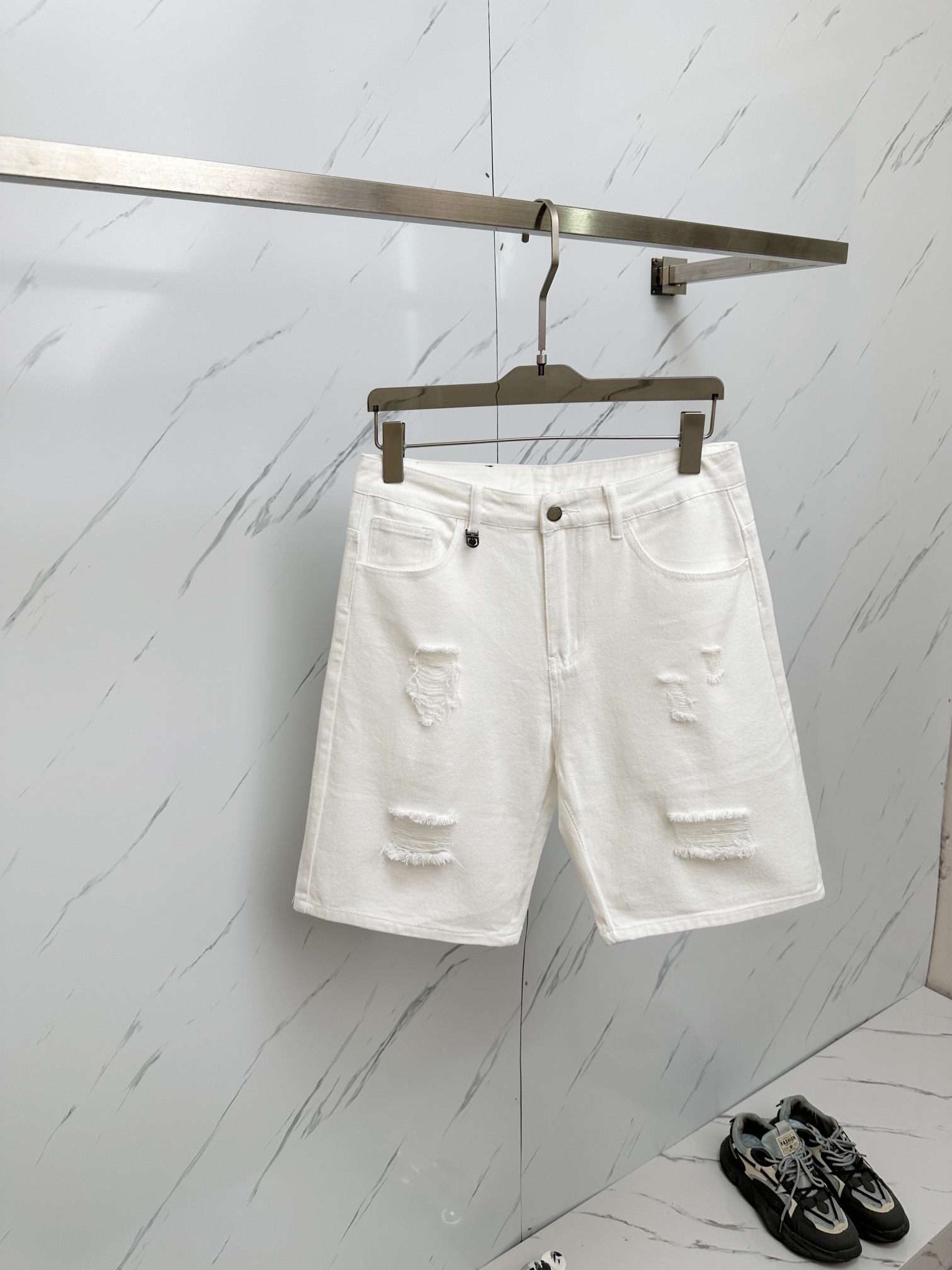 NO:482732,GUGGI official website counter is available at the same time, original singles are ruthless, super stylish 5-point denim shorts Customized original washing denim fabric, unique design, top-grade printing craft letter pattern logo, original hardware and auxiliary decoration, extremely superior jeans, the materials and craftsmanship are extremely luxurious and exquisite, extremely high-end, handsome and stylish, recommended, size 29-38,, shorts, jeans, alexander wang19860909GUGGI 官网专柜同步有售,原单狠货,超级有范儿的一款5分牛仔短裤 定制原版水洗牛仔面料,独特设计,顶级印花工艺字母图案logo,原版五金辅料装饰,极为翘楚的一款牛仔裤,用料与工艺都极致奢华精湛,档次极高,上身帅气有型,推荐,码数29—38,,,shorts,jeans,alexander wang,Men's clothing