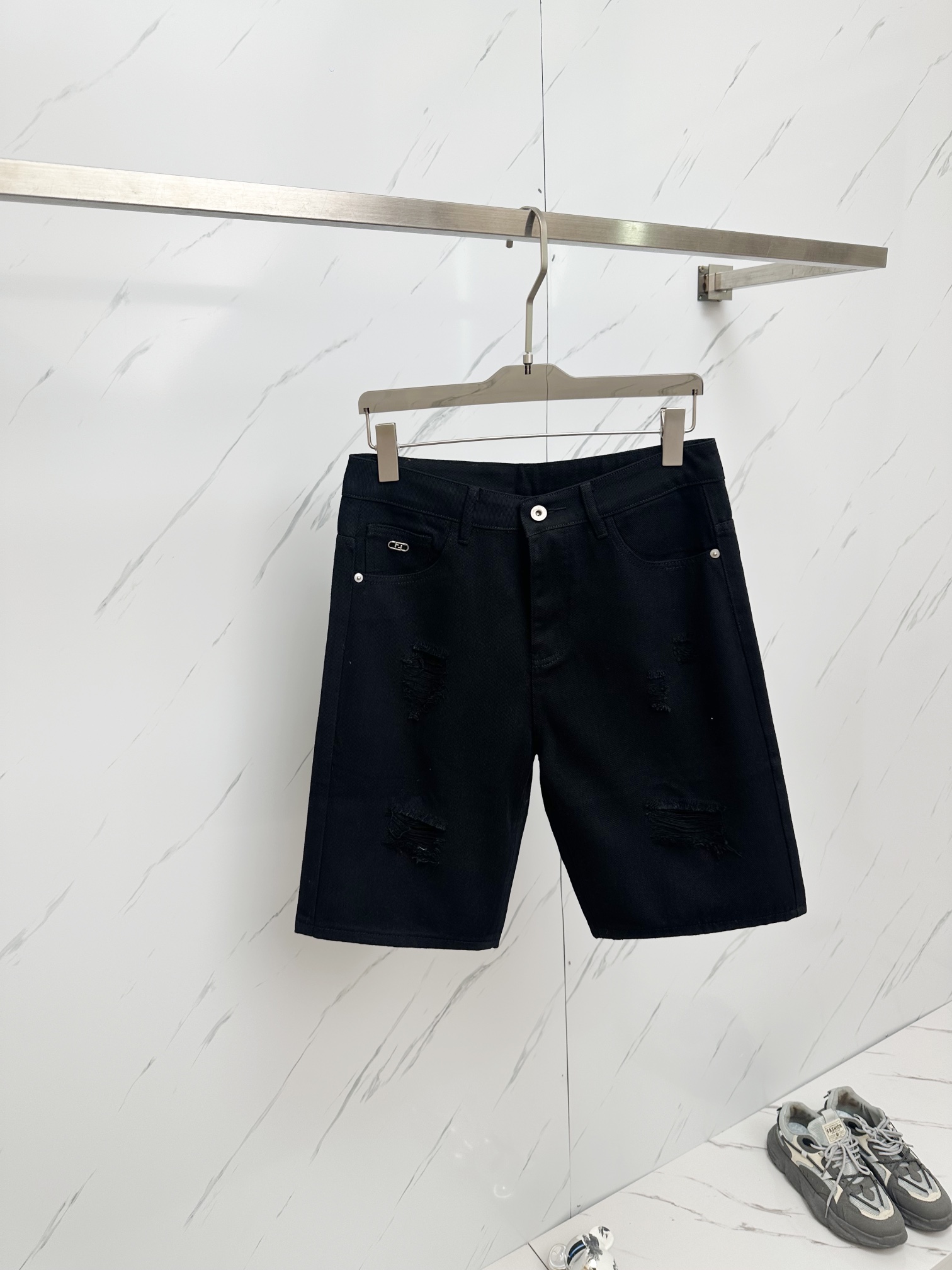 NO:482719,FD official website counter is available simultaneously, original singles are ruthless, super stylish 5-point denim shorts Customized original washing denim fabric, unique design, top-grade printing craft letter pattern logo, original hardware and auxiliary decoration, extremely superior jeans, the materials and craftsmanship are extremely luxurious and exquisite, extremely high-end, handsome and stylish, recommended, size 29-38,, shorts, jeans, alexander wang19860909FD 官网专柜同步有售,原单狠货,超级有范儿的一款5分牛仔短裤 定制原版水洗牛仔面料,独特设计,顶级印花工艺字母图案logo,原版五金辅料装饰,极为翘楚的一款牛仔裤,用料与工艺都极致奢华精湛,档次极高,上身帅气有型,推荐,码数29—38,,,shorts,jeans,alexander wang,Men's clothing