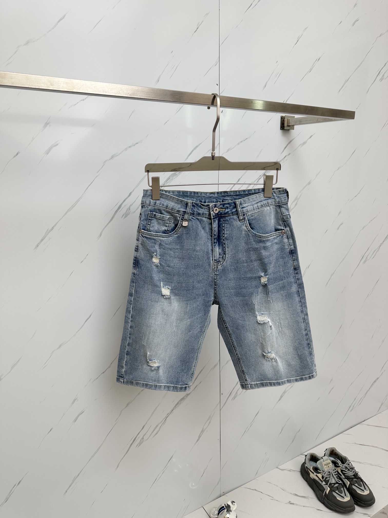 NO:482714,H official website counter is available at the same time, original singles are ruthless, super stylish 5-point denim shorts Customized original washing denim fabric, unique design, top-grade printing craft letter pattern logo, original hardware and auxiliary decoration, extremely superior jeans, the materials and craftsmanship are extremely luxurious and exquisite, extremely high-end, handsome and stylish, recommended, size 29-38,, shorts, jeans, alexander wang19860909H 官网专柜同步有售,原单狠货,超级有范儿的一款5分牛仔短裤 定制原版水洗牛仔面料,独特设计,顶级印花工艺字母图案logo,原版五金辅料装饰,极为翘楚的一款牛仔裤,用料与工艺都极致奢华精湛,档次极高,上身帅气有型,推荐,码数29—38,,,shorts,jeans,alexander wang,Men's clothing