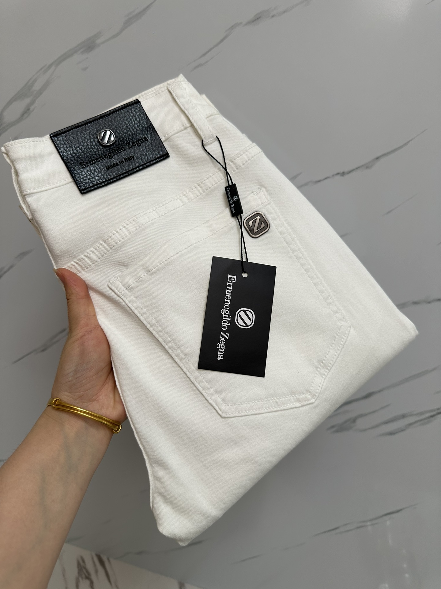 NO:453516,ZZ official website counter is available simultaneously, original singles, super stylish jeans, customized original washing denim fabric, unique design, top-grade printed craft letter pattern logo, original hardware and auxiliary decoration, extremely superior jeans, the materials and craftsmanship are extremely luxurious and exquisite, extremely high-end, handsome and stylish, recommended 29-38, jeans, alexander wang19860909ZZ 官网专柜同步有售,原单狠货,超级有范儿的一款牛仔裤,定制原版水洗牛仔面料,独特设计,顶级印花工艺字母图案logo,原版五金辅料装饰,极为翘楚的一款牛仔裤,用料与工艺都极致奢华精湛,档次极高,上身帅气有型,推荐 码数29—38,,jeans,alexander wang,Men's clothing