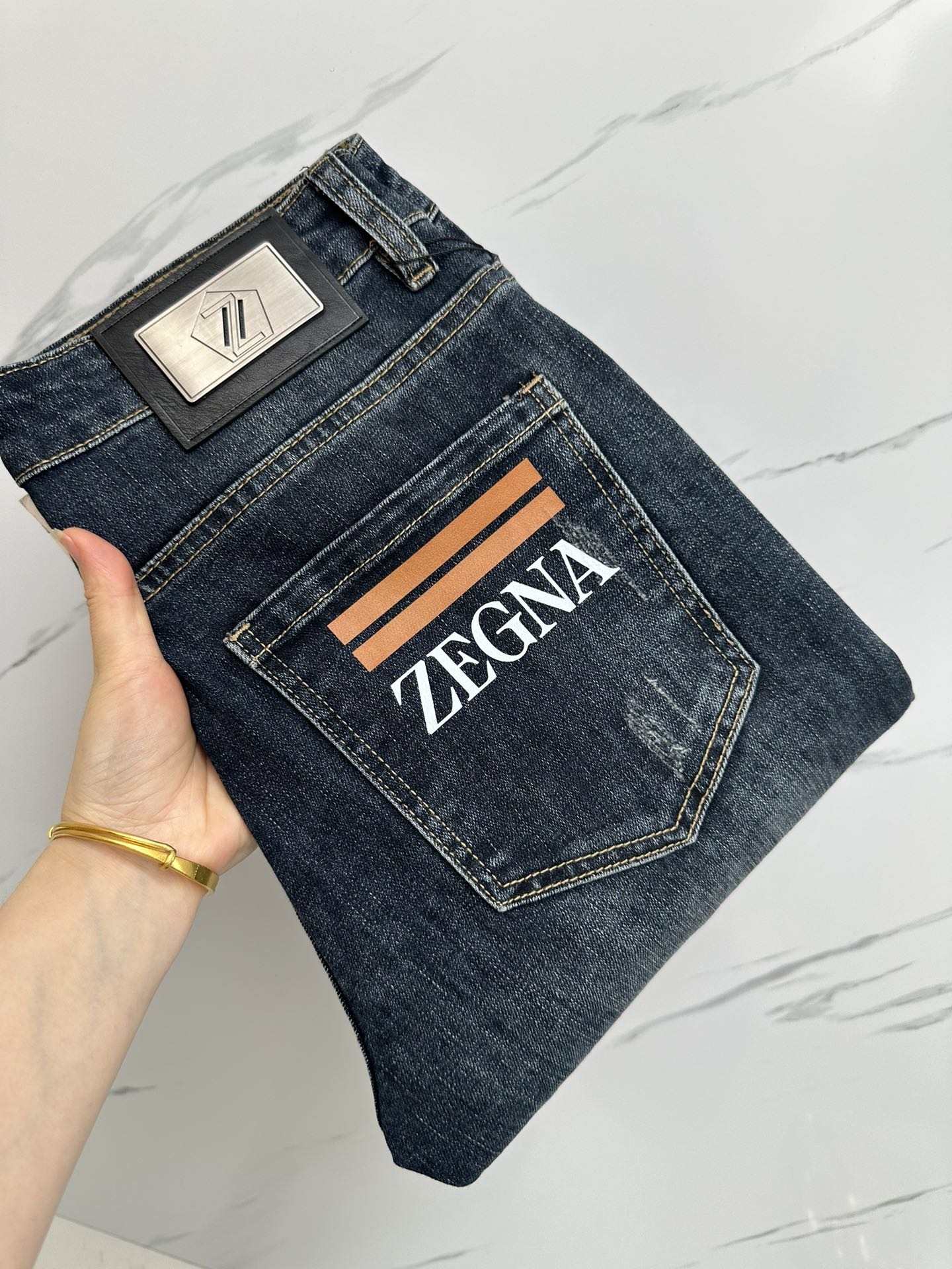 NO:453514,ZZ official website counter is available simultaneously, original singles, super stylish jeans, customized original washing denim fabric, unique design, top-grade printed craft letter pattern logo, original hardware and auxiliary decoration, extremely superior jeans, the materials and craftsmanship are extremely luxurious and exquisite, extremely high-end, handsome and stylish, recommended 29-38, jeans, alexander wang19860909ZZ 官网专柜同步有售,原单狠货,超级有范儿的一款牛仔裤,定制原版水洗牛仔面料,独特设计,顶级印花工艺字母图案logo,原版五金辅料装饰,极为翘楚的一款牛仔裤,用料与工艺都极致奢华精湛,档次极高,上身帅气有型,推荐 码数29—38,,jeans,alexander wang,Men's clothing