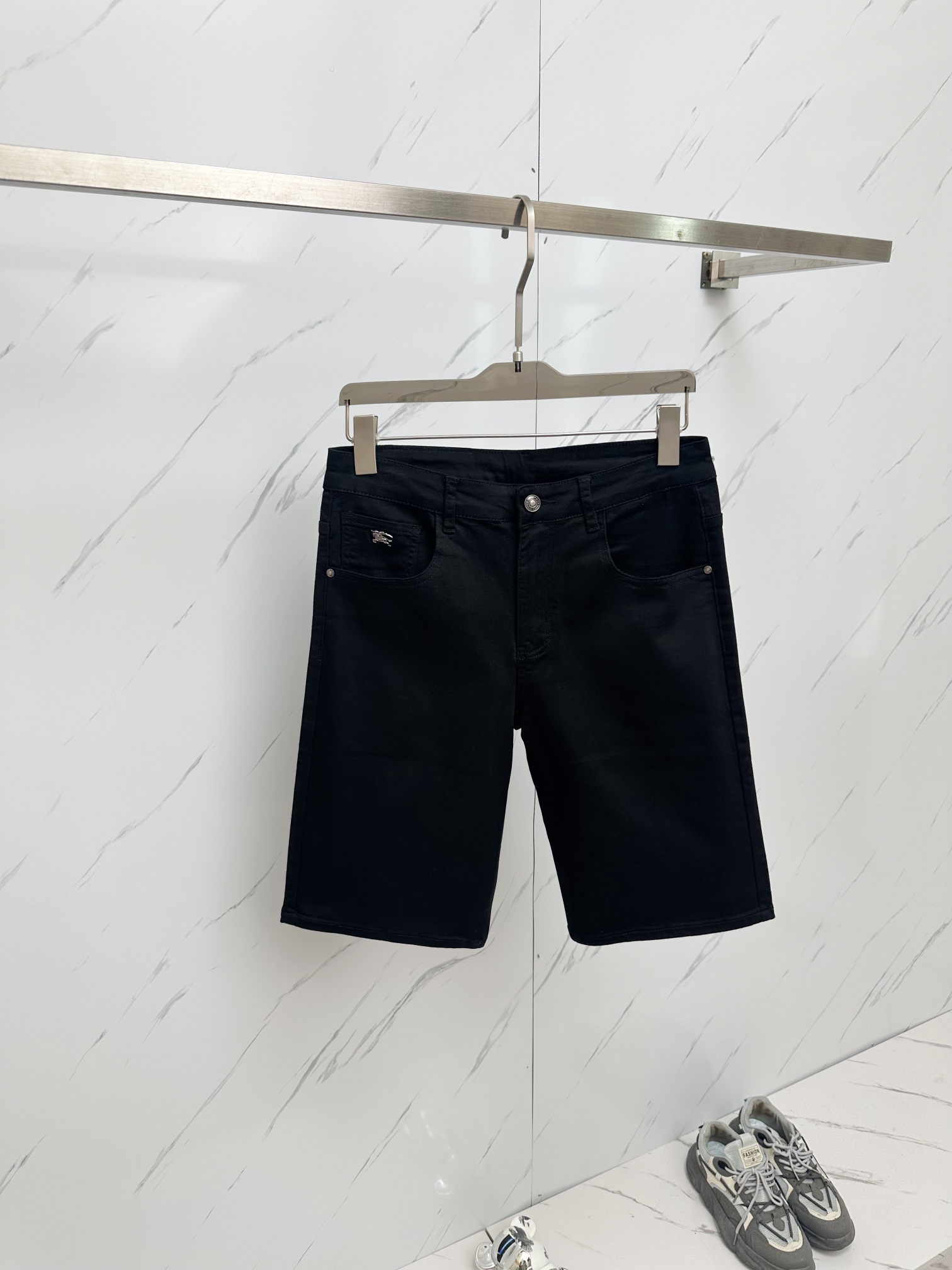 NO:482711,BRUB official website counter is available simultaneously, original singles are ruthless, super stylish 5-point denim shorts Customized original washing denim fabric, unique design, top-grade printed craft letter pattern logo, original hardware and auxiliary decoration, extremely superior jeans, the materials and craftsmanship are extremely luxurious and exquisite, extremely high-end, handsome and stylish, recommended, size 29-38,, shorts, jeans, alexander wang19860909BRUB 官网专柜同步有售,原单狠货,超级有范儿的一款5分牛仔短裤 定制原版水洗牛仔面料,独特设计,顶级印花工艺字母图案logo,原版五金辅料装饰,极为翘楚的一款牛仔裤,用料与工艺都极致奢华精湛,档次极高,上身帅气有型,推荐,码数29—38,,,shorts,jeans,alexander wang,Men's clothing