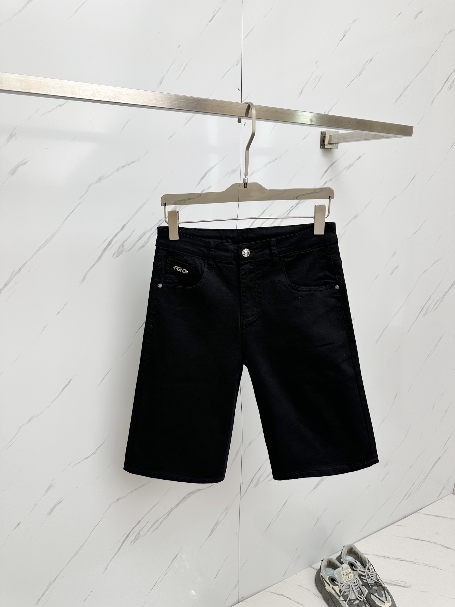 NO:161340,FD official website counter is available simultaneously, original singles are ruthless, super stylish 5-point denim shorts Customized original washing denim fabric, unique design, top-grade printing craft letter pattern logo, original hardware and auxiliary decoration, extremely superior jeans, the materials and craftsmanship are extremely luxurious and exquisite, extremely high-end, handsome and stylish, recommended, size 29-38,, shorts, jeans, alexander wang19860909FD 官网专柜同步有售,原单狠货,超级有范儿的一款5分牛仔短裤 定制原版水洗牛仔面料,独特设计,顶级印花工艺字母图案logo,原版五金辅料装饰,极为翘楚的一款牛仔裤,用料与工艺都极致奢华精湛,档次极高,上身帅气有型,推荐,码数29—38,,,shorts,jeans,alexander wang,Men's clothing