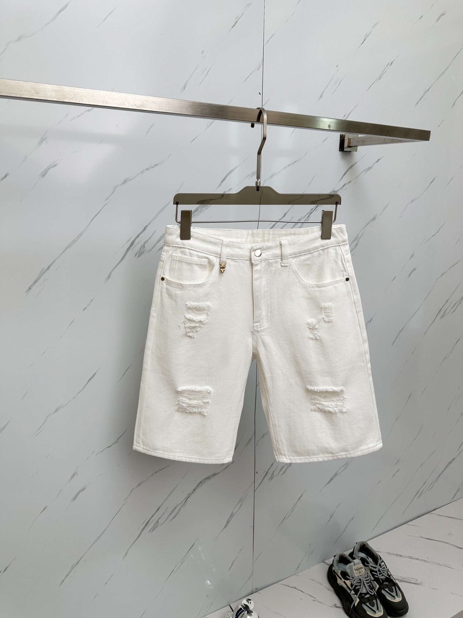 NO:453519,FD official website counter is available simultaneously, original singles are ruthless, super stylish 5-point denim shorts Customized original washing denim fabric, unique design, top-grade printing craft letter pattern logo, original hardware and auxiliary decoration, extremely superior jeans, the materials and craftsmanship are extremely luxurious and exquisite, extremely high-end, handsome and stylish, recommended, size 29-38, shorts, jeans, alexander wang19860909FD 官网专柜同步有售,原单狠货,超级有范儿的一款5分牛仔短裤 定制原版水洗牛仔面料,独特设计,顶级印花工艺字母图案logo,原版五金辅料装饰,极为翘楚的一款牛仔裤,用料与工艺都极致奢华精湛,档次极高,上身帅气有型,推荐,码数29—38,,shorts,jeans,alexander wang,Men's clothing