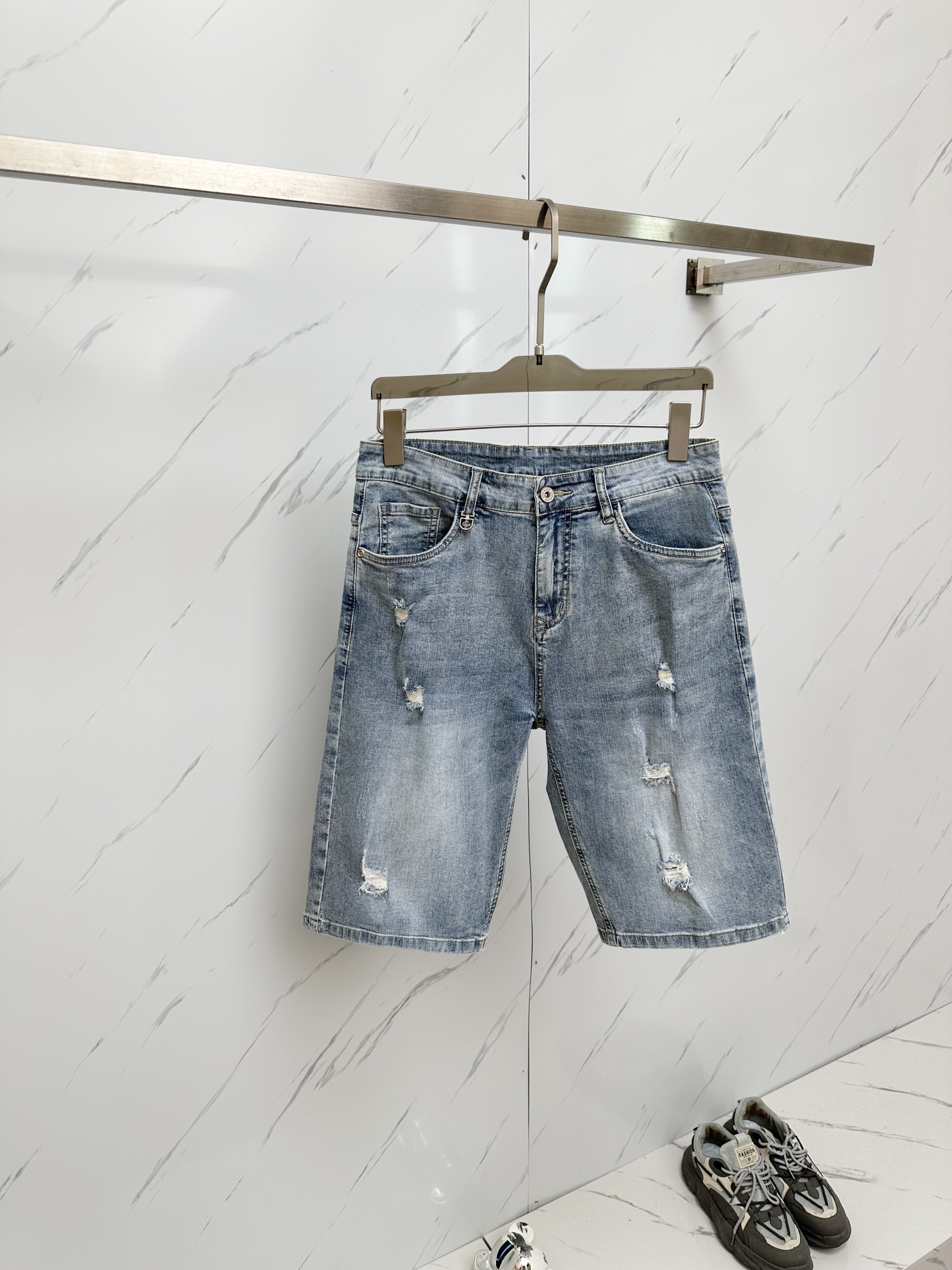 NO:482693,GUGGI official website counter is available at the same time, original singles are ruthless, super stylish 5-point denim shorts Customized original washing denim fabric, unique design, top-grade printing craft letter pattern logo, original hardware and auxiliary decoration, extremely superior jeans, the materials and craftsmanship are extremely luxurious and exquisite, extremely high-end, handsome and stylish, recommended, size 29-38,, shorts, jeans, alexander wang19860909GUGGI 官网专柜同步有售,原单狠货,超级有范儿的一款5分牛仔短裤 定制原版水洗牛仔面料,独特设计,顶级印花工艺字母图案logo,原版五金辅料装饰,极为翘楚的一款牛仔裤,用料与工艺都极致奢华精湛,档次极高,上身帅气有型,推荐,码数29—38,,,shorts,jeans,alexander wang,Men's clothing