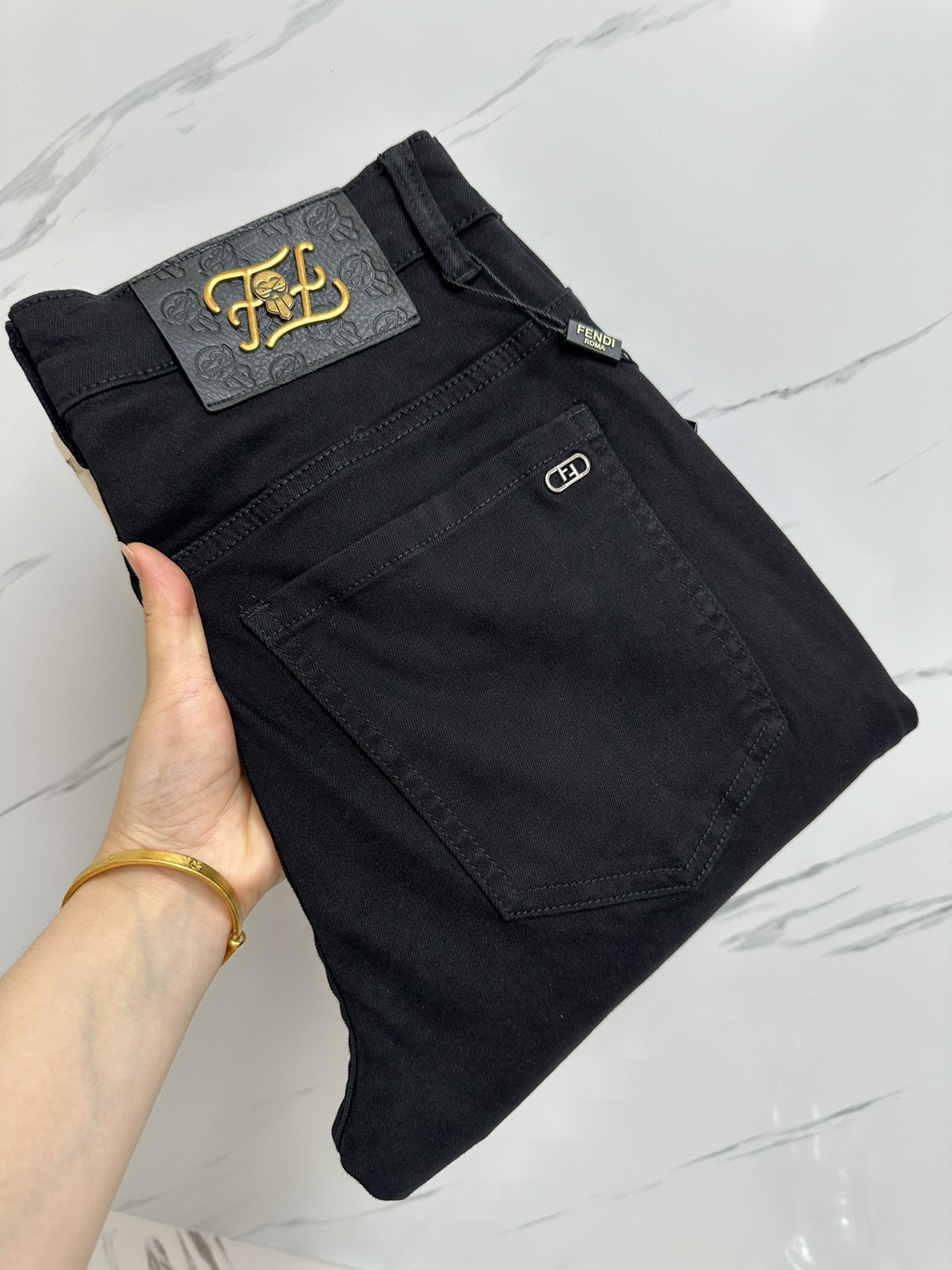 NO:453446,FD official website counter is available simultaneously, original singles, super stylish jeans, customized original washing denim fabric, unique design, top-grade printed craft letter pattern logo, original hardware and auxiliary decoration, extremely superior jeans, the materials and craftsmanship are extremely luxurious and exquisite, extremely high-end, handsome and stylish, recommended, size 29-38, jeans, alexander wang19860909FD 官网专柜同步有售,原单狠货,超级有范儿的一款牛仔裤,定制原版水洗牛仔面料,独特设计,顶级印花工艺字母图案logo,原版五金辅料装饰,极为翘楚的一款牛仔裤,用料与工艺都极致奢华精湛,档次极高,上身帅气有型,推荐,码数29—38,,jeans,alexander wang,Men's clothing