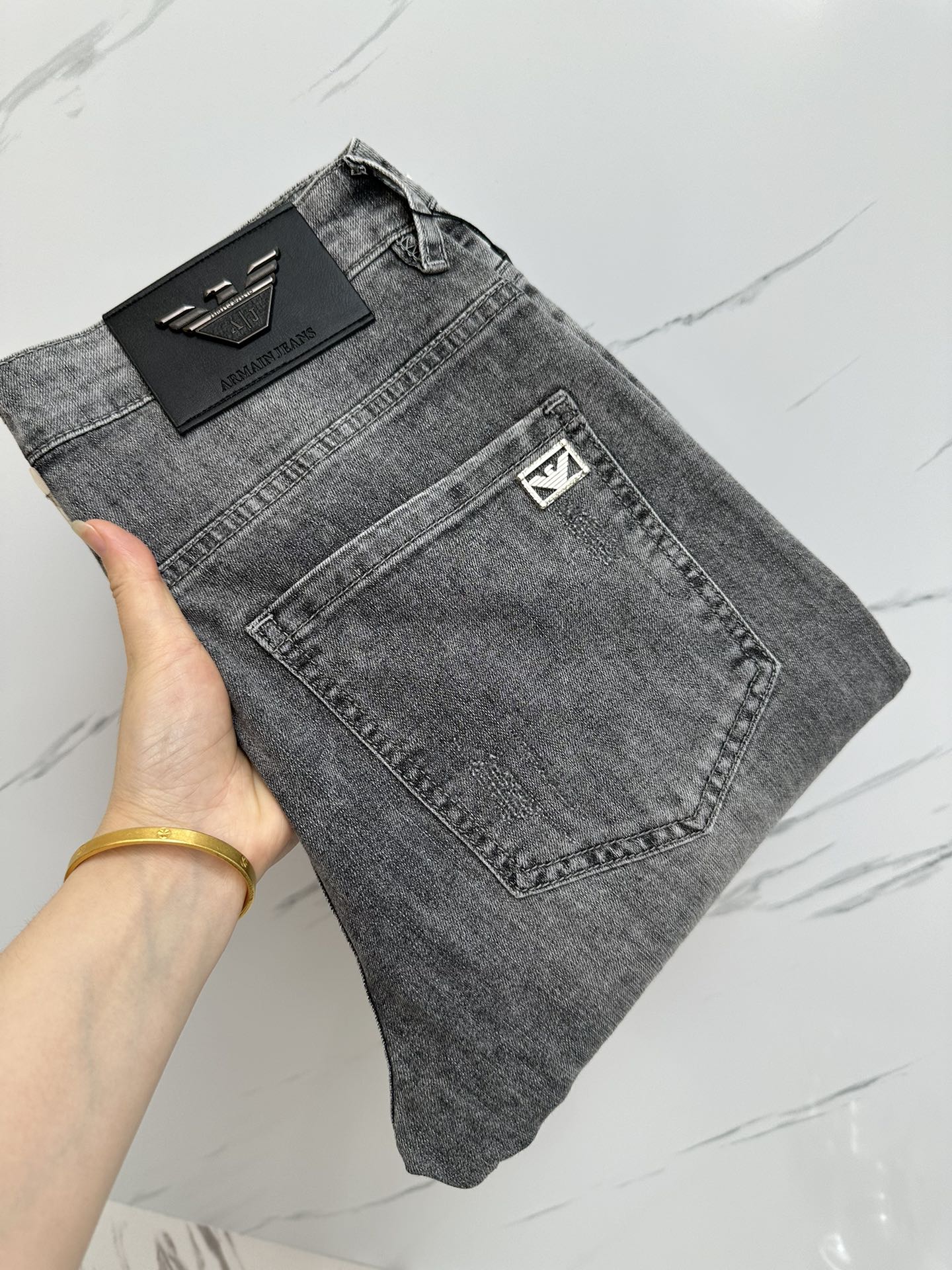 NO:453468,Amani official website counter is available at the same time, original singles are ruthless, super stylish jeans, customized original washing denim fabric, unique design, top-grade printing craft letter pattern logo, original hardware and auxiliary decoration, extremely superior jeans, the materials and craftsmanship are extremely luxurious and exquisite, extremely high-end, handsome and stylish, recommended, digits 29-38, jeans, alexander wang19860909Amani 官网专柜同步有售,原单狠货,超级有范儿的一款牛仔裤,定制原版水洗牛仔面料,独特设计,顶级印花工艺字母图案logo,原版五金辅料装饰,极为翘楚的一款牛仔裤,用料与工艺都极致奢华精湛,档次极高,上身帅气有型,推荐,码数29—38,,jeans,alexander wang,Men's clothing