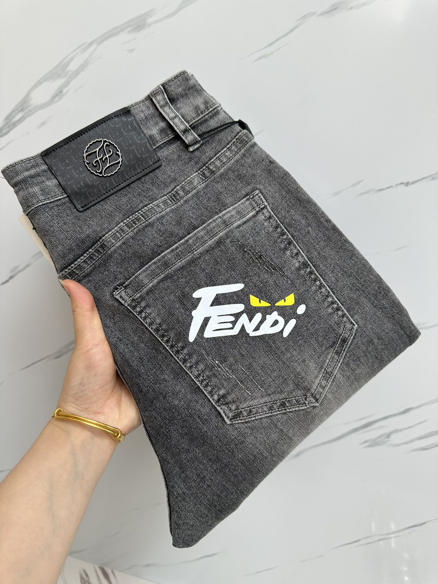 NO:454004,FD official website counter is available simultaneously, original singles, super stylish jeans, customized original washing denim fabric, unique design, top-grade printed craft letter pattern logo, original hardware and auxiliary decoration, extremely superior jeans, the materials and craftsmanship are extremely luxurious and exquisite, extremely high-end, handsome and stylish, recommended, size 29-38, jeans, alexander wang19860909FD 官网专柜同步有售,原单狠货,超级有范儿的一款牛仔裤,定制原版水洗牛仔面料,独特设计,顶级印花工艺字母图案logo,原版五金辅料装饰,极为翘楚的一款牛仔裤,用料与工艺都极致奢华精湛,档次极高,上身帅气有型,推荐,码数29—38,,jeans,alexander wang,Men's clothing