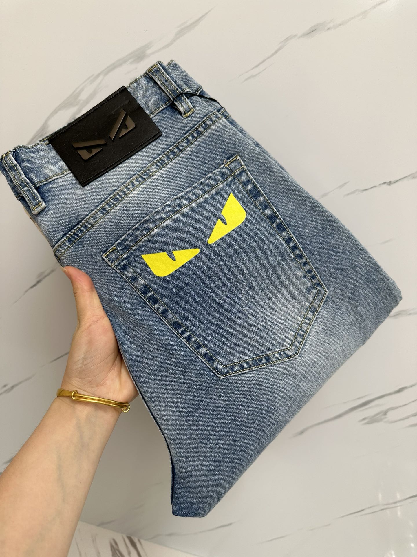 NO:453994,FD official website counter is available simultaneously, original singles, super stylish jeans, customized original washing denim fabric, unique design, top-grade printed craft letter pattern logo, original hardware and auxiliary decoration, extremely superior jeans, the materials and craftsmanship are extremely luxurious and exquisite, extremely high-end, handsome and stylish, recommended, size 29-38, jeans, alexander wang19860909FD 官网专柜同步有售,原单狠货,超级有范儿的一款牛仔裤,定制原版水洗牛仔面料,独特设计,顶级印花工艺字母图案logo,原版五金辅料装饰,极为翘楚的一款牛仔裤,用料与工艺都极致奢华精湛,档次极高,上身帅气有型,推荐,码数29—38,,jeans,alexander wang,Men's clothing