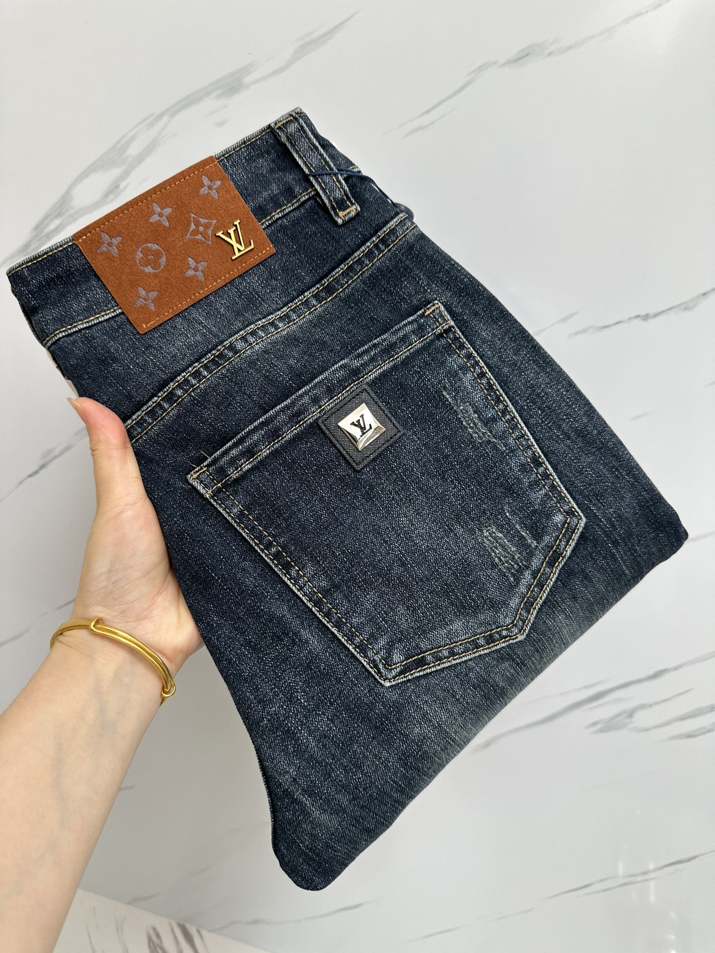 NO:453989,LV official website counter is available simultaneously, original singles, super stylish jeans, customized original washing denim fabric, unique design, top-grade printed craft letter pattern logo, original hardware and auxiliary decoration, extremely superior jeans, the materials and craftsmanship are extremely luxurious and exquisite, extremely high-end, handsome and stylish, recommended, digits 29-38,, louis vuitton, jeans, alexander wang19860909LV 官网专柜同步有售,原单狠货,超级有范儿的一款牛仔裤,定制原版水洗牛仔面料,独特设计,顶级印花工艺字母图案logo,原版五金辅料装饰,极为翘楚的一款牛仔裤,用料与工艺都极致奢华精湛,档次极高,上身帅气有型,推荐,码数29—38,,louis vuitton,jeans,alexander wang,Men's clothing