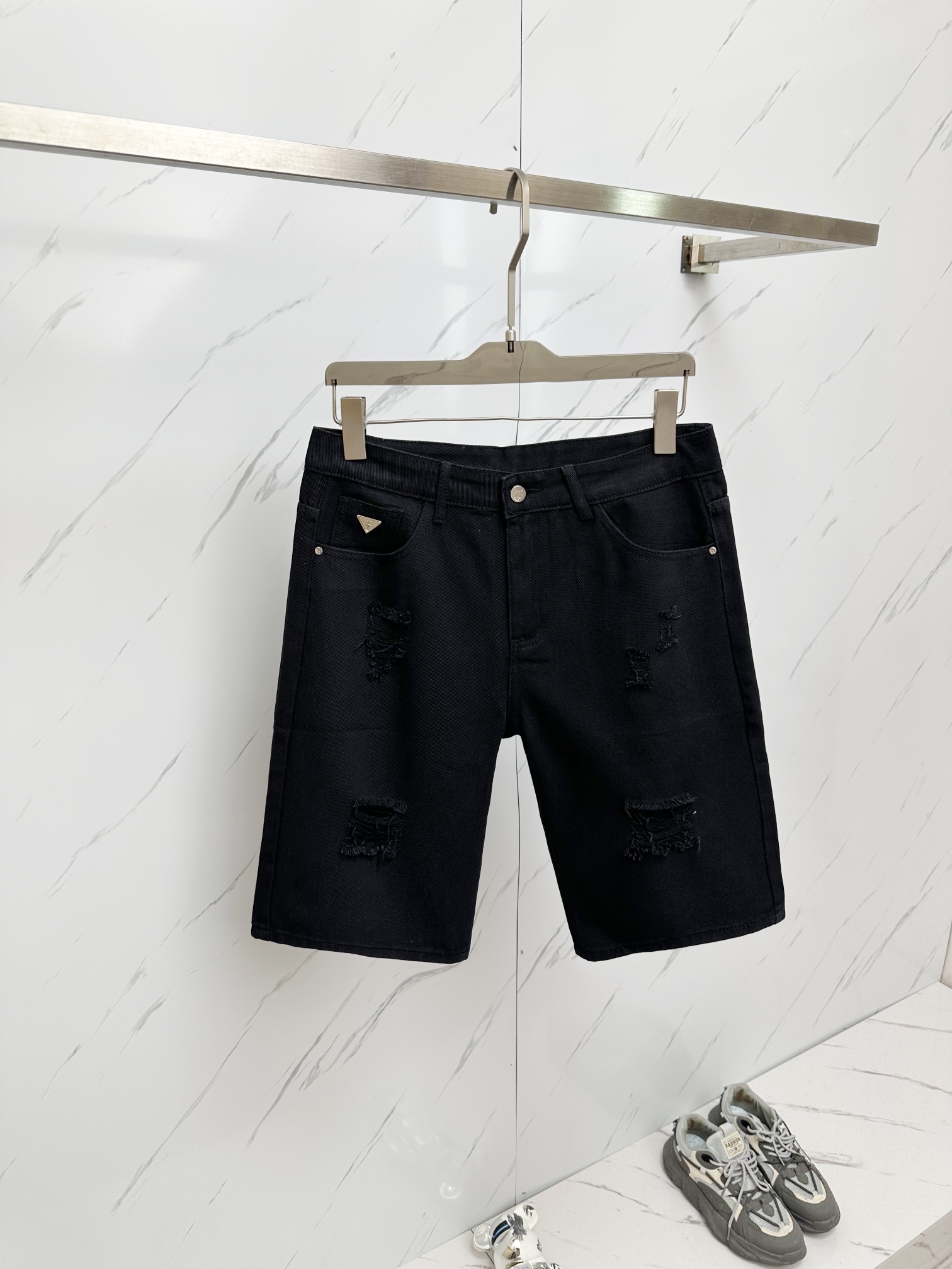 NO:161355,Croxin's official counter is available at the same time, original singles are ruthless, super stylish 5-point denim shorts Customized original washing denim fabric, unique design, top-grade printing craft letter pattern logo, original hardware and auxiliary decoration, extremely top-notch jeans, the materials and craftsmanship are extremely luxurious and exquisite, extremely high-end, handsome and stylish, recommended, digits 29-38,,, chrome hearts, shorts, jeans, alexander wang19860909克罗心 官网专柜同步有售,原单狠货,超级有范儿的一款5分牛仔短裤 定制原版水洗牛仔面料,独特设计,顶级印花工艺字母图案logo,原版五金辅料装饰,极为翘楚的一款牛仔裤,用料与工艺都极致奢华精湛,档次极高,上身帅气有型,推荐,码数29—38,,,chrome hearts,shorts,jeans,alexander wang,Men's clothing