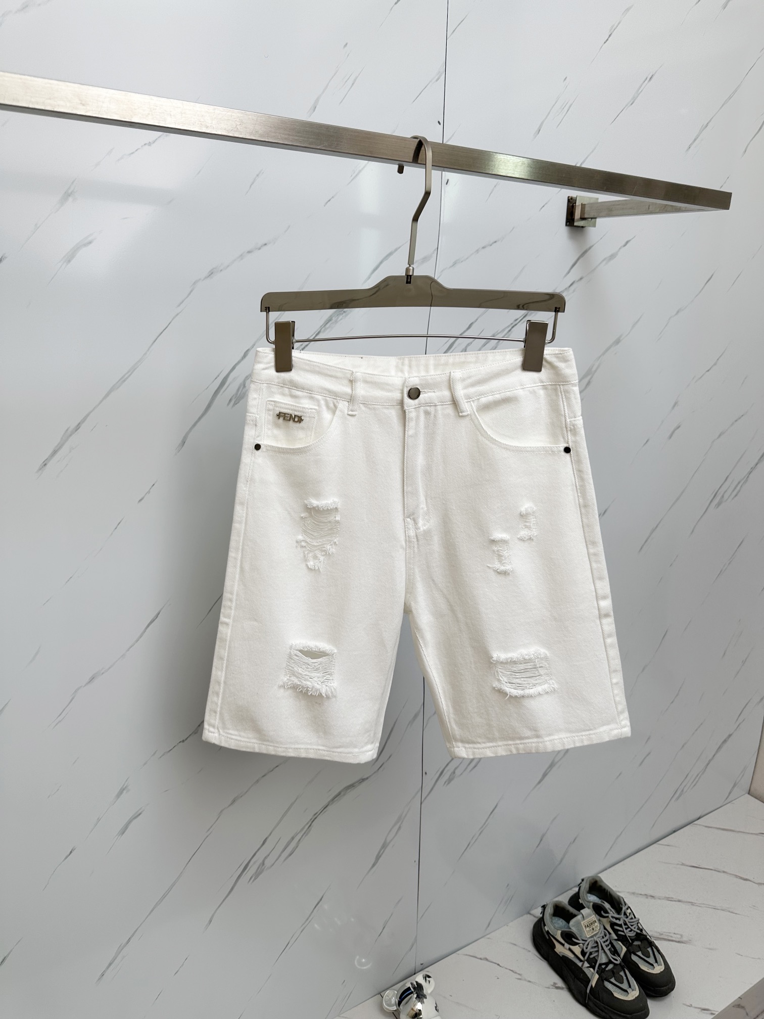 NO:161361,FD official website counter is available simultaneously, original singles are ruthless, super stylish 5-point denim shorts Customized original washing denim fabric, unique design, top-grade printing craft letter pattern logo, original hardware and auxiliary decoration, extremely superior jeans, the materials and craftsmanship are extremely luxurious and exquisite, extremely high-end, handsome and stylish, recommended, size 29-38,, shorts, jeans, alexander wang19860909FD 官网专柜同步有售,原单狠货,超级有范儿的一款5分牛仔短裤 定制原版水洗牛仔面料,独特设计,顶级印花工艺字母图案logo,原版五金辅料装饰,极为翘楚的一款牛仔裤,用料与工艺都极致奢华精湛,档次极高,上身帅气有型,推荐,码数29—38,,,shorts,jeans,alexander wang,Men's clothing