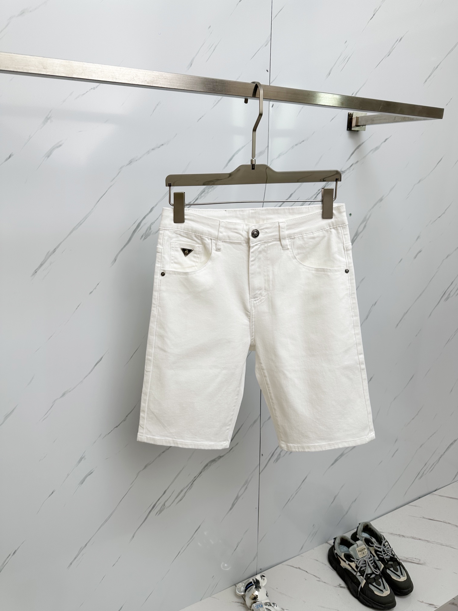 NO:161363,Croxin's official counter is available at the same time, original singles are ruthless, super stylish 5-point denim shorts Customized original washing denim fabric, unique design, top-grade printing craft letter pattern logo, original hardware and auxiliary decoration, extremely top-notch jeans, the materials and craftsmanship are extremely luxurious and exquisite, extremely high-end, handsome and stylish, recommended, digits 29-38,,, chrome hearts, shorts, jeans, alexander wang19860909克罗心 官网专柜同步有售,原单狠货,超级有范儿的一款5分牛仔短裤 定制原版水洗牛仔面料,独特设计,顶级印花工艺字母图案logo,原版五金辅料装饰,极为翘楚的一款牛仔裤,用料与工艺都极致奢华精湛,档次极高,上身帅气有型,推荐,码数29—38,,,chrome hearts,shorts,jeans,alexander wang,Men's clothing