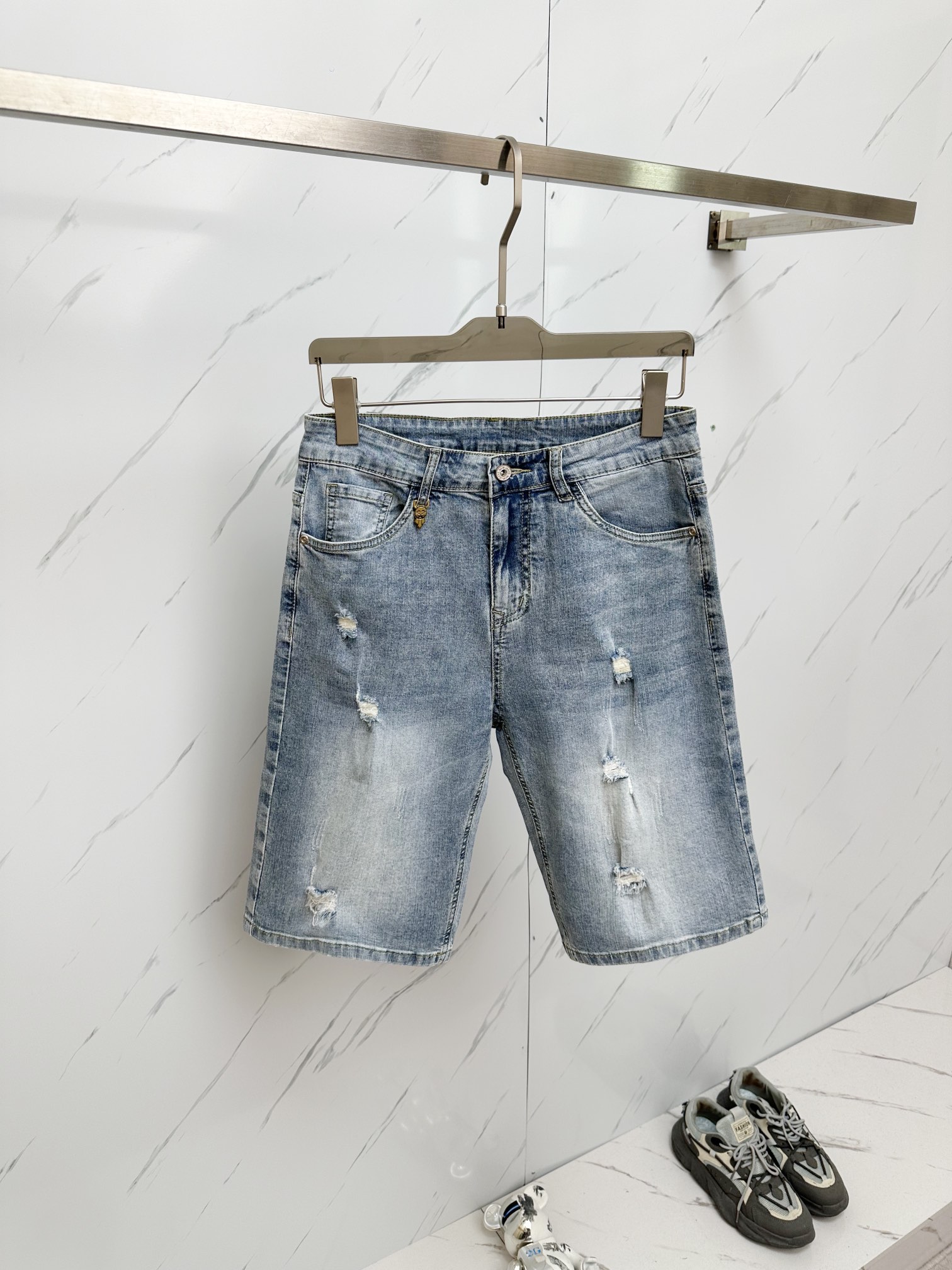 NO:161365,FD official website counter is available simultaneously, original singles are ruthless, super stylish 5-point denim shorts Customized original washing denim fabric, unique design, top-grade printing craft letter pattern logo, original hardware and auxiliary decoration, extremely superior jeans, the materials and craftsmanship are extremely luxurious and exquisite, extremely high-end, handsome and stylish, recommended, size 29-38,, shorts, jeans, alexander wang19860909FD 官网专柜同步有售,原单狠货,超级有范儿的一款5分牛仔短裤 定制原版水洗牛仔面料,独特设计,顶级印花工艺字母图案logo,原版五金辅料装饰,极为翘楚的一款牛仔裤,用料与工艺都极致奢华精湛,档次极高,上身帅气有型,推荐,码数29—38,,,shorts,jeans,alexander wang,Men's clothing