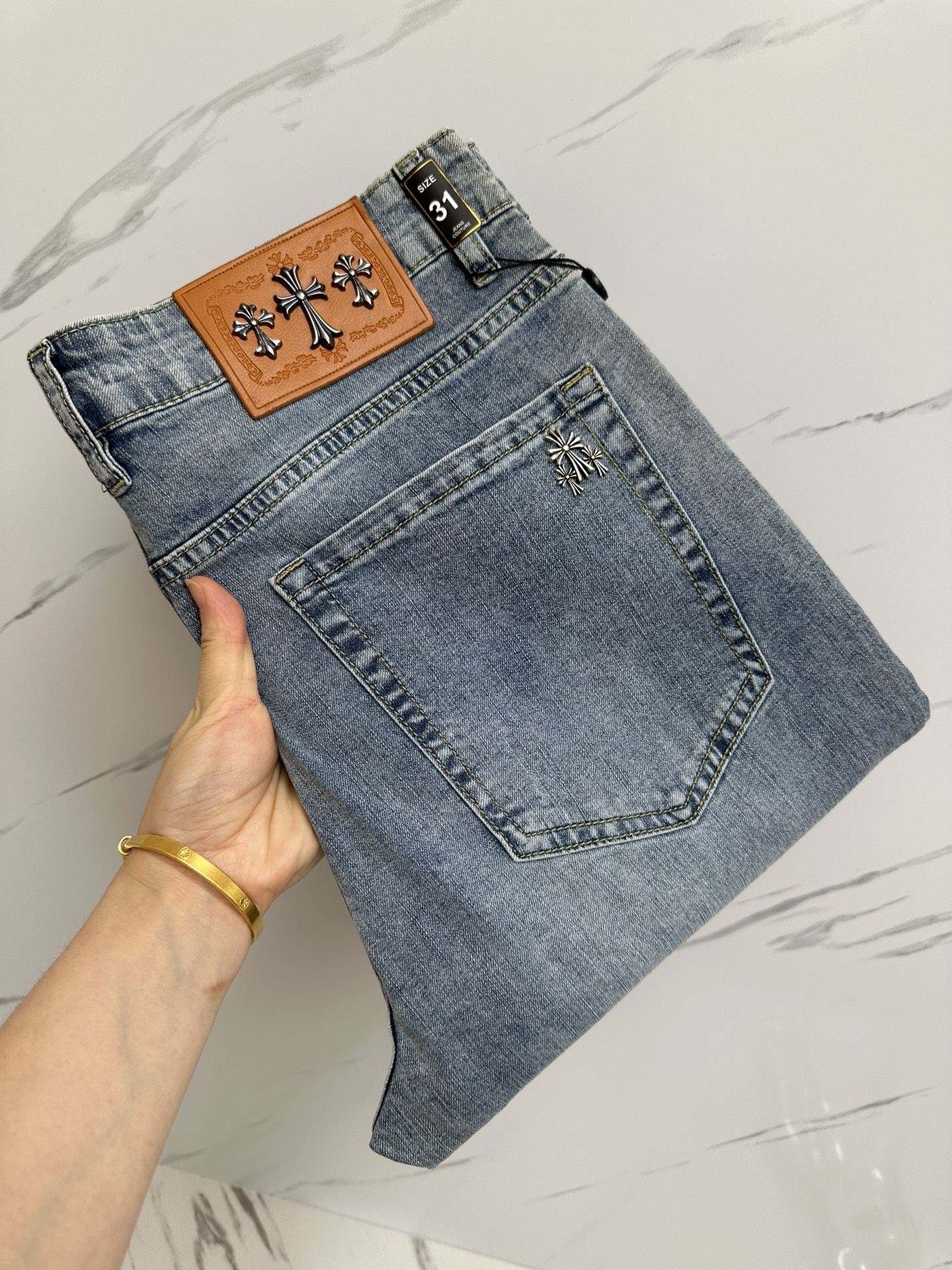 NO:441821,Croxin's official counter is available at the same time, original singles are ruthless, super stylish jeans, customized original washing denim fabric, unique design, top-grade printing craft letter pattern logo, original hardware and auxiliary decoration, extremely superior jeans, the materials and craftsmanship are extremely luxurious and exquisite, extremely high-end, handsome and stylish, recommended, digits 29-38, chrome hearts, jeans, alexander wang19860909克罗心 官网专柜同步有售,原单狠货,超级有范儿的一款牛仔裤,定制原版水洗牛仔面料,独特设计,顶级印花工艺字母图案logo,原版五金辅料装饰,极为翘楚的一款牛仔裤,用料与工艺都极致奢华精湛,档次极高,上身帅气有型,推荐,码数29—38,,chrome hearts,jeans,alexander wang,Men's clothing