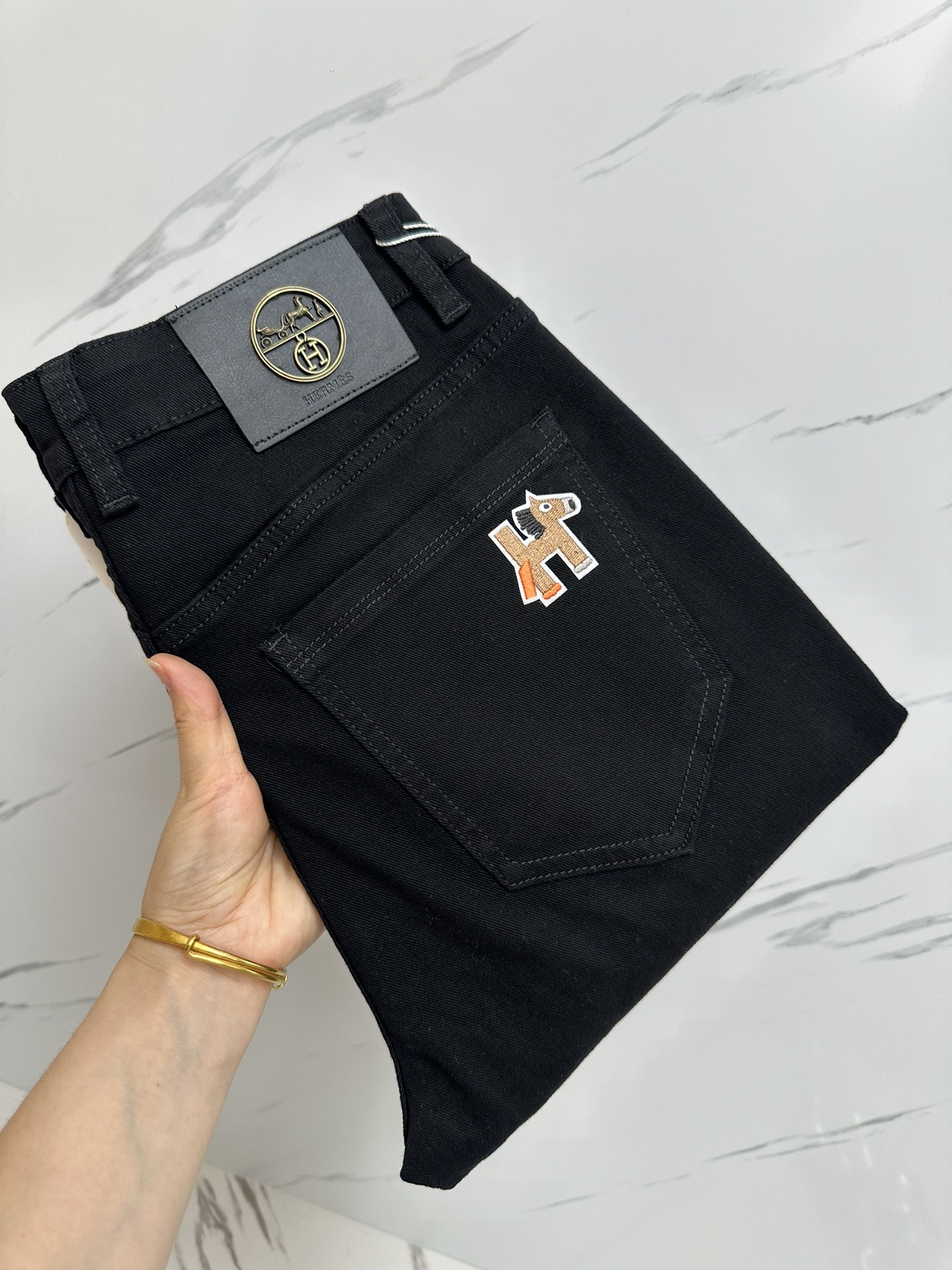 NO:118589,H official website counter is available at the same time, original singles are ruthless, super stylish jeans, customized original washing denim fabric, unique design, top-grade printing craft letter pattern logo, original hardware and auxiliary decoration, extremely superior jeans, the materials and craftsmanship are extremely luxurious and exquisite, extremely high-end, handsome and stylish, recommended, size 29-38, jeans, alexander wang19860909H 官网专柜同步有售,原单狠货,超级有范儿的一款牛仔裤,定制原版水洗牛仔面料,独特设计,顶级印花工艺字母图案logo,原版五金辅料装饰,极为翘楚的一款牛仔裤,用料与工艺都极致奢华精湛,档次极高,上身帅气有型,推荐,码数29—38,,jeans,alexander wang,Men's clothing