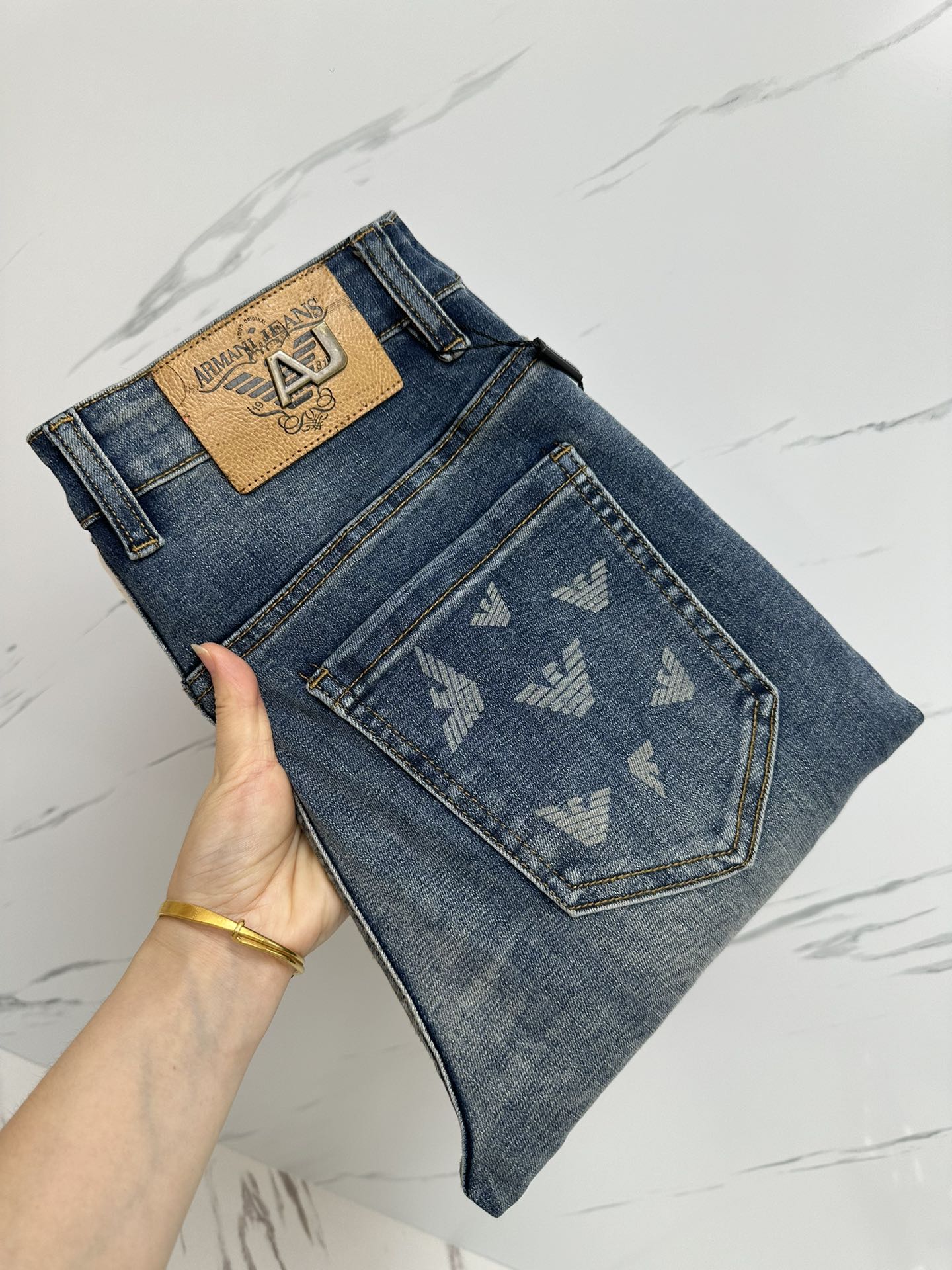 NO:118582,Amani official website counter is available at the same time, original singles are ruthless, super stylish jeans, customized original washing denim fabric, unique design, top-grade printing craft letter pattern logo, original hardware and auxiliary decoration, extremely superior jeans, the materials and craftsmanship are extremely luxurious and exquisite, extremely high-end, handsome and stylish, recommended, digits 29-38, jeans, alexander wang19860909Amani 官网专柜同步有售,原单狠货,超级有范儿的一款牛仔裤,定制原版水洗牛仔面料,独特设计,顶级印花工艺字母图案logo,原版五金辅料装饰,极为翘楚的一款牛仔裤,用料与工艺都极致奢华精湛,档次极高,上身帅气有型,推荐,码数29—38,,jeans,alexander wang,Men's clothing